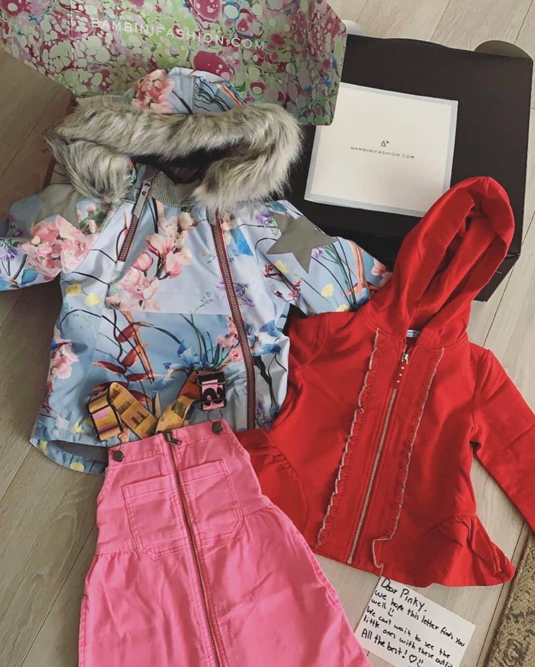 PINKYさんのインスタグラム写真 - (PINKYInstagram)「Cute outfit from @bambinifashion 💘  デザイナーブランドの子供服を扱うセレクトショップ @bambinifashion でオーダーした娘の秋冬服が可愛すぎる👧🏻🍂⛄️❤️  Winter jacket "Molo" Hoodie "Mayoral" Denim dress "Stella McCartney  ディスカウントコード『Pinky15』でお得にお買い物できます🛍🎀  ・・・  #love #happy #family #mamalife #babygirl #3歳 #ootd #stellamccartney #molo #mayoral」10月5日 17時48分 - shanti_pinky_shanti