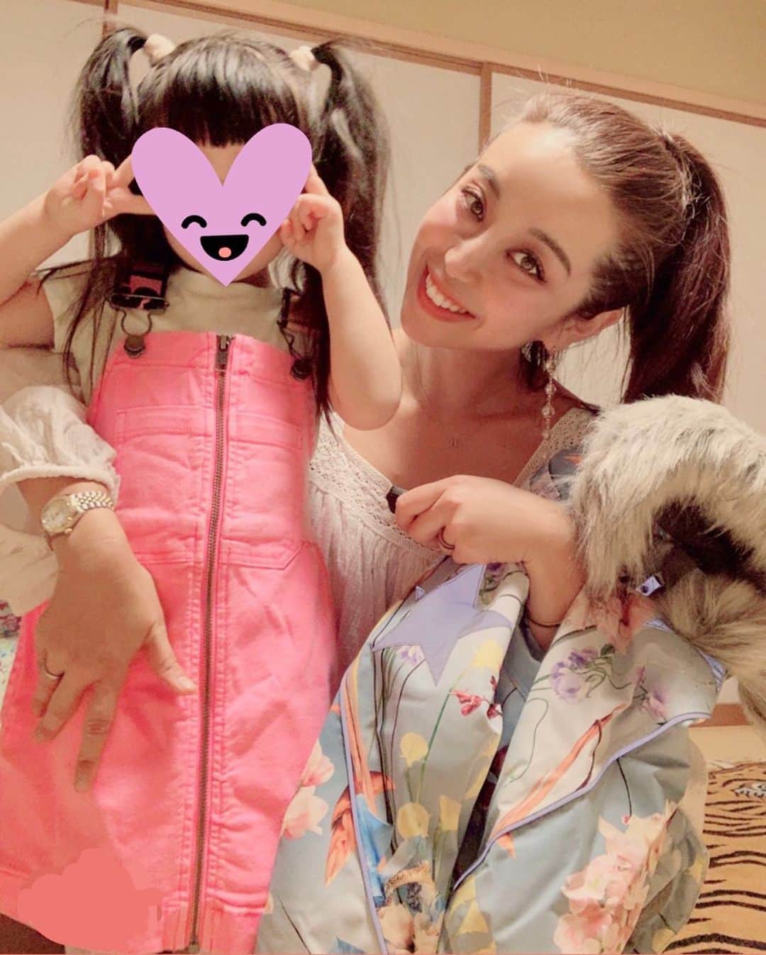 PINKYのインスタグラム：「Cute outfit from @bambinifashion 💘  デザイナーブランドの子供服を扱うセレクトショップ @bambinifashion でオーダーした娘の秋冬服が可愛すぎる👧🏻🍂⛄️❤️  Winter jacket "Molo" Hoodie "Mayoral" Denim dress "Stella McCartney  ディスカウントコード『Pinky15』でお得にお買い物できます🛍🎀  ・・・  #love #happy #family #mamalife #babygirl #3歳 #ootd #stellamccartney #molo #mayoral」