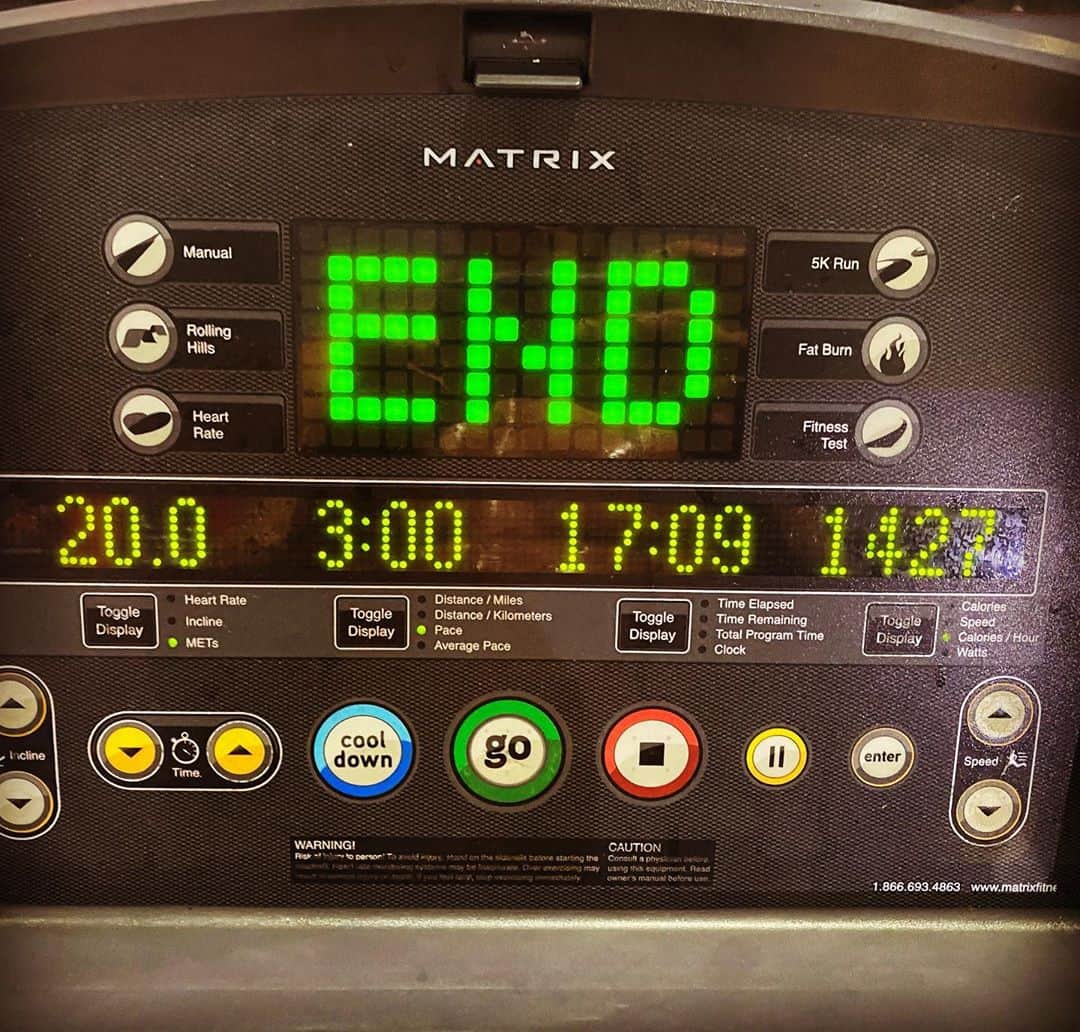 サム・クラフリンのインスタグラム：「Monday. 3 miles. 🤢 @stateofmindfitness」