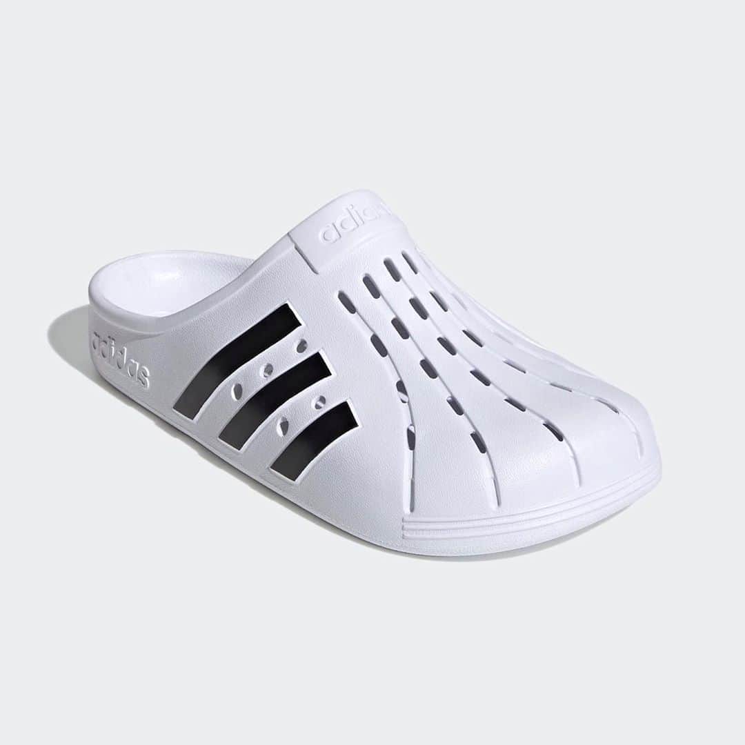 HYPEBEASTさんのインスタグラム写真 - (HYPEBEASTInstagram)「@hypebeastkicks: @adidas forays into the clog game with its all-new Adilette variant. Inspired by the adidas slide, the clogs champion a “slouchy-casual vibe” as it comes equipped with synthetic uppers, contoured EVA footbeds for elevated comfortability and synthetic outsoles to boot. It’s available now in “Cloud White” and “Core Black” colorways at the adidas website.⁠⠀ Photo: adidas」10月5日 17時52分 - hypebeast
