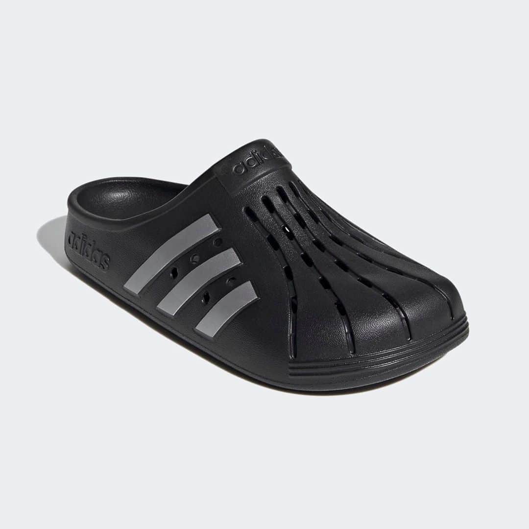 HYPEBEASTさんのインスタグラム写真 - (HYPEBEASTInstagram)「@hypebeastkicks: @adidas forays into the clog game with its all-new Adilette variant. Inspired by the adidas slide, the clogs champion a “slouchy-casual vibe” as it comes equipped with synthetic uppers, contoured EVA footbeds for elevated comfortability and synthetic outsoles to boot. It’s available now in “Cloud White” and “Core Black” colorways at the adidas website.⁠⠀ Photo: adidas」10月5日 17時52分 - hypebeast