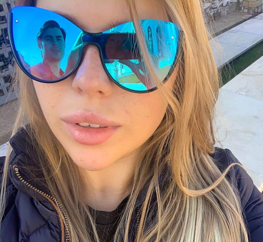 ALINA AKULAのインスタグラム：「Я, мы, Казань.  Мы тут третий день, но я уже с уверенностью могу сказать, что на мой взгляд, Казань не тянет титул третьей столицы России))  Если интересны какие подробности, спрашивайте, сделаю отдельный пост)  Мы пошли ловить последние тёплые осенние деньки ☀️ Всем отличного дня!   #казань2020 #нестолица #казанскийкремль」