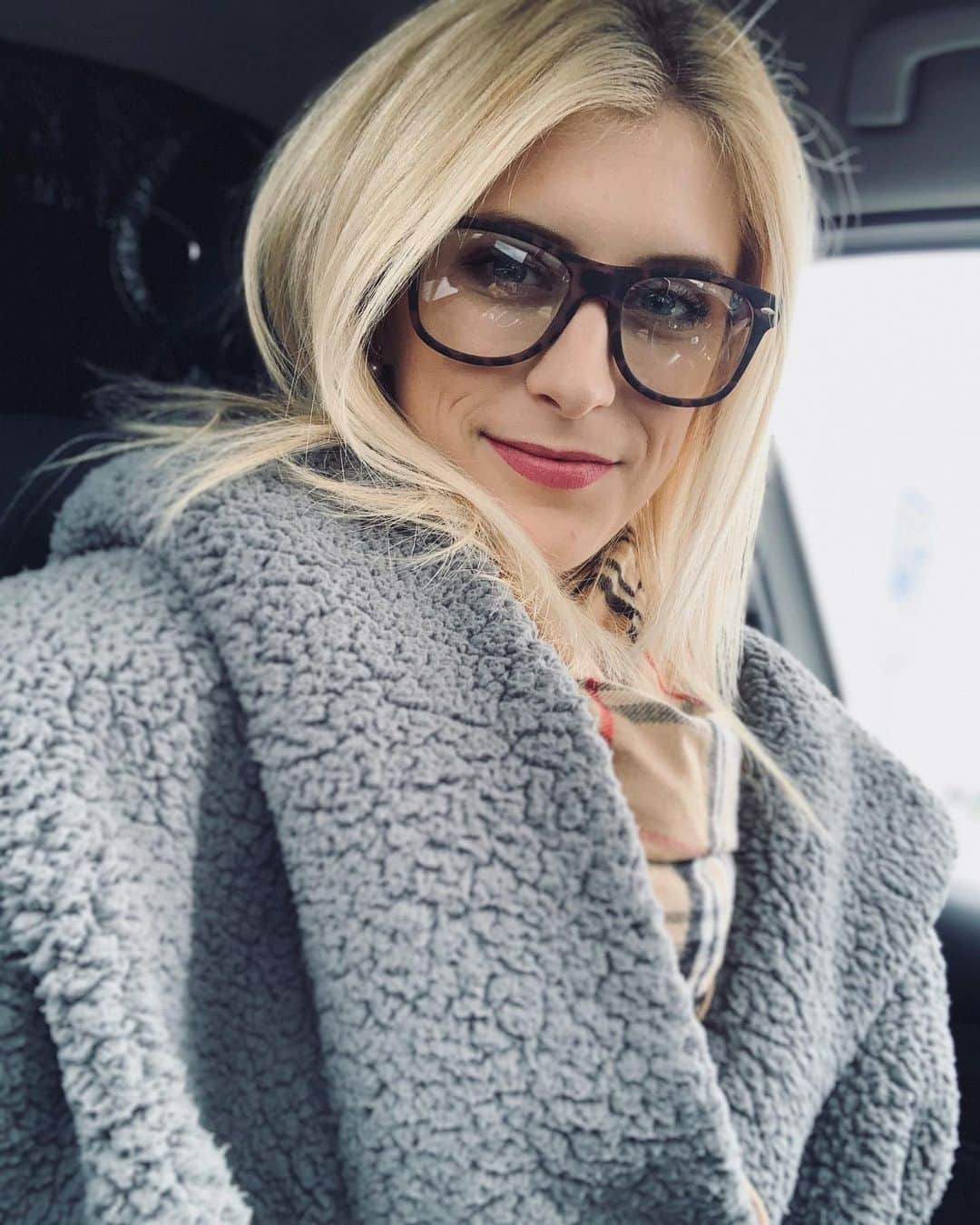 エリスカ・ブレジノワのインスタグラム：「Monday vibes. 🤓」