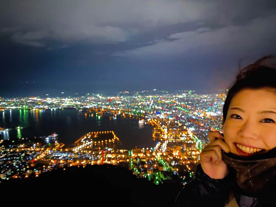 木村亜美さんのインスタグラム写真 - (木村亜美Instagram)「🌬強風と初冬の気温でめちゃ寒い函館山 😂💙からの～✩*॰ 、絶景❣🌙*ﾟ Awesome! The night view from Mt. Hakodate~~~!!!!<3  #世界三大夜景 #函館山 ☆*。」10月5日 18時09分 - ami_kimura0327