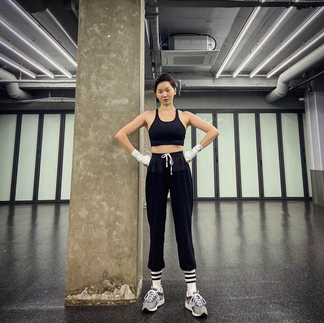 チャン・ユンジュのインスタグラム：「슬슬 재미있어 진다. 👊🏼」