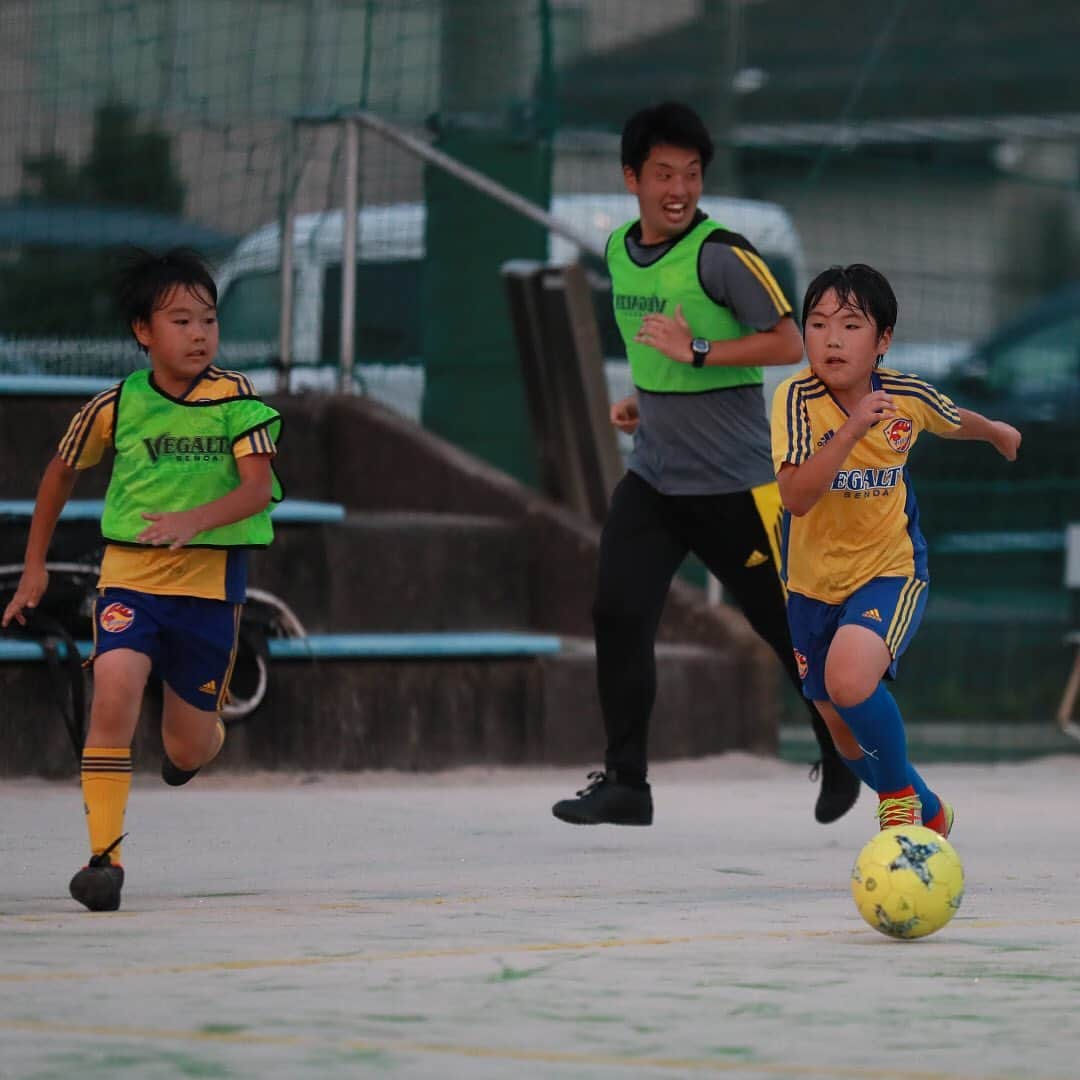 ベガルタ仙台さんのインスタグラム写真 - (ベガルタ仙台Instagram)「ベガルタ仙台サッカースクール 新規入会・紹介キャンペーン ご入会は、ぜひこの機会に！ベガルタタオルプレゼント！スクール生のみなさん、新しい仲間を紹介してください！ベガルタグッズをプレゼント！ まずは無料体験！WEBからお申込みいただけます。 🔗https://vegalta.suku2.io  📸宮城野校 オレンジフィールド (仙台市宮城野区鶴巻1-2-26) 🔗https://www.vegalta.co.jp/academy/school-list/miyagino.html  --- 新規入会・紹介キャンペーン --- 新規入会の方にはベガルタタオル、紹介してくれたスクール生にはベガルタグッズをプレゼント。 【期間】9/21～10/31 【対象】期間内に「入会手続きを行なった新規ご入会者」または「お友達を紹介してくれたスクール生」 【申込方法】入会・紹介者名とスクール校名をご記入の上ご提出ください。  --- ベガルタ仙台サッカースクール --- サッカーを通じて豊かな人間性を育て、基礎技術やテクニック、運動能力の向上を目指します。自主性や協調性、モラル、マナーを養い、社会で活躍できる人材の育成、心身の成長を目標にしています。 [県内12校] 泉パークタウン校、泉野村校、若林荒井校、宮城野校、長町校、青葉校、太白校、古川校、石巻校、栗原校、名取校、仙南校 [特徴あるコース] レベルアップ、アドバンス、GKクリニック、大人のサッカークリニック  無料体験で、自分に合ったぴったりの場所、コースを見つけてください！ 申込み、ご質問はスクール事務局へWEB、メール、お電話で 🔗https://vegalta.suku2.io ✉️vegalta_school@vegalta.co.jp 📱022-377-1101（平日12:00～14:30）  /// #2020_VEGALTA_SENDAI /// #ベガルタ仙台サッカースクール #サッカースクール #仙台 #絆フットボール #Jリーグ #VegaltaSendai #VEGALTA #Sendai #KIZUNAfootball」10月5日 18時02分 - vegaltasendai