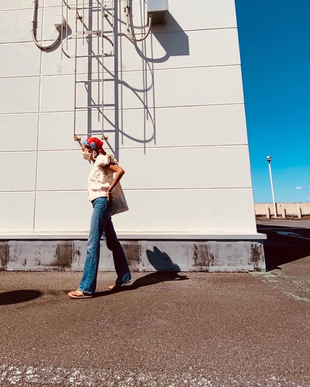 堀舞紀のインスタグラム：「🧶 . . . . ニットにビーサンとか、 Tシャツにブーツとかさ、 チグハグなコーデって 天邪鬼だから 大好きなんだよね。 . . . 凍傷手前まで この @rainbowsandals  サンダルは履き続けるよ❤️ . . . . っていう 謎の報告。 . . . みんなお誕生日の メッセージ沢山ありがとう🌻 . . . 10月って私の家族中がお誕生日で 4人もいるから ドタバタしながら いつも過ぎ去っちゃうの🙊 . . それでも なんだか 季節の変わり目で 金木犀の香りがプンプン🐽して、 ドキドキするから とっても好きな月。 . . . 自分の家族が出来て 自分の誕生日とかイマイチ ピン！ っとこなくなったんだけど、 みんなからおめでとう㊗️って 言ってもらうのは いくつになっても嬉しいものだな🥴 . . . . #デニム と #天邪鬼 #母親服装 #好きな色は #群青」
