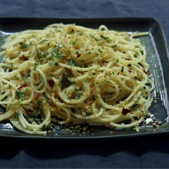 ナイジェラ・ローソンさんのインスタグラム写真 - (ナイジェラ・ローソンInstagram)「Since I’m here, I should also tell you that #RecipeOfTheDay is Spaghetti with a Lemon & Garlic Breadcrumbs, the perfect Monday storecupboard supper. Also #vegan. .  To get the recipe, click on link in bio. And to do that, tap on my name, which will take you to the page that has a link on it that says “nigella.com/instagram”. When you click on that link, it will take you to a page of photographs. Click on the picture in question and it will give you the recipe!  .  Photograph by @petrinatinslay」10月5日 18時04分 - nigellalawson