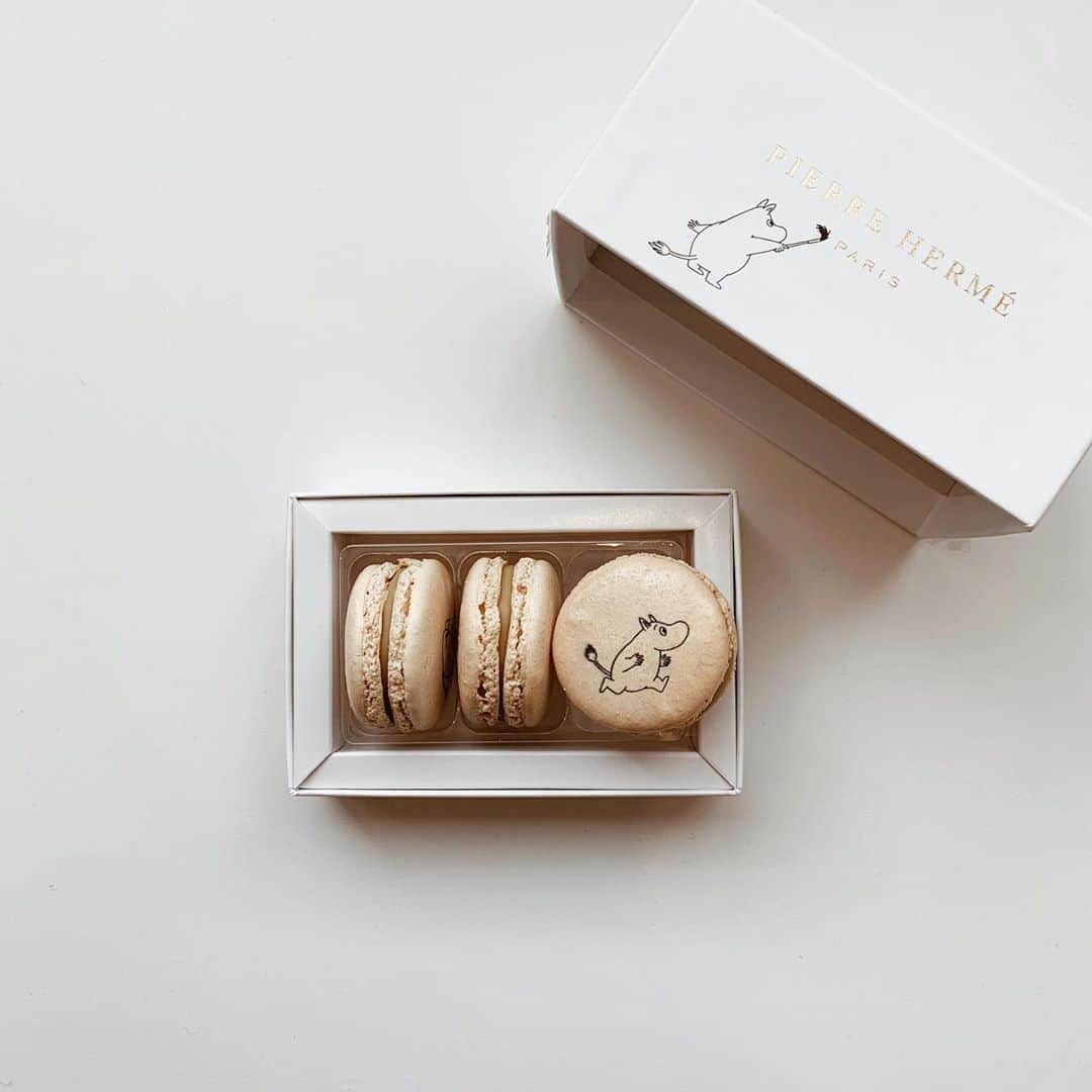 のインスタグラム：「﻿ ﻿ MOOMIN × PIERRE HERMÉ PARIS﻿ ﻿ ♡急いで走るムーミン﻿ ♡仕事をもらって大喜びムーミン﻿ ♡薪わりにてこづるムーミン﻿ ﻿ 可愛くて買っちゃった🧁﻿ ﻿ ﻿ フレーバーは、ムーミンやしきの傍らに茂るジャスミンをヒントに、定番展開している人気のフレーバーのひとつである「アンフィニマン ジャスマン」﻿ 世界に愛好家を持つフランスのメゾン ジャン・パトゥ社の調香師と連携して創作された香りが特徴の、ホワイトチョコレートガナッシュが入っていて、ちゃくちゃ美味しかった🤤💕﻿ ﻿ ﻿ ﻿ #ムーミン #ムーミンコミックス #ムーミンコミックス展 #北欧 #松屋 #松屋銀座 #moomin #ginza #matsuyaginza #pierreherméparis #pierrehermé #macaron #ピエールエルメパリ #ピエールエルメ #マカロン﻿」
