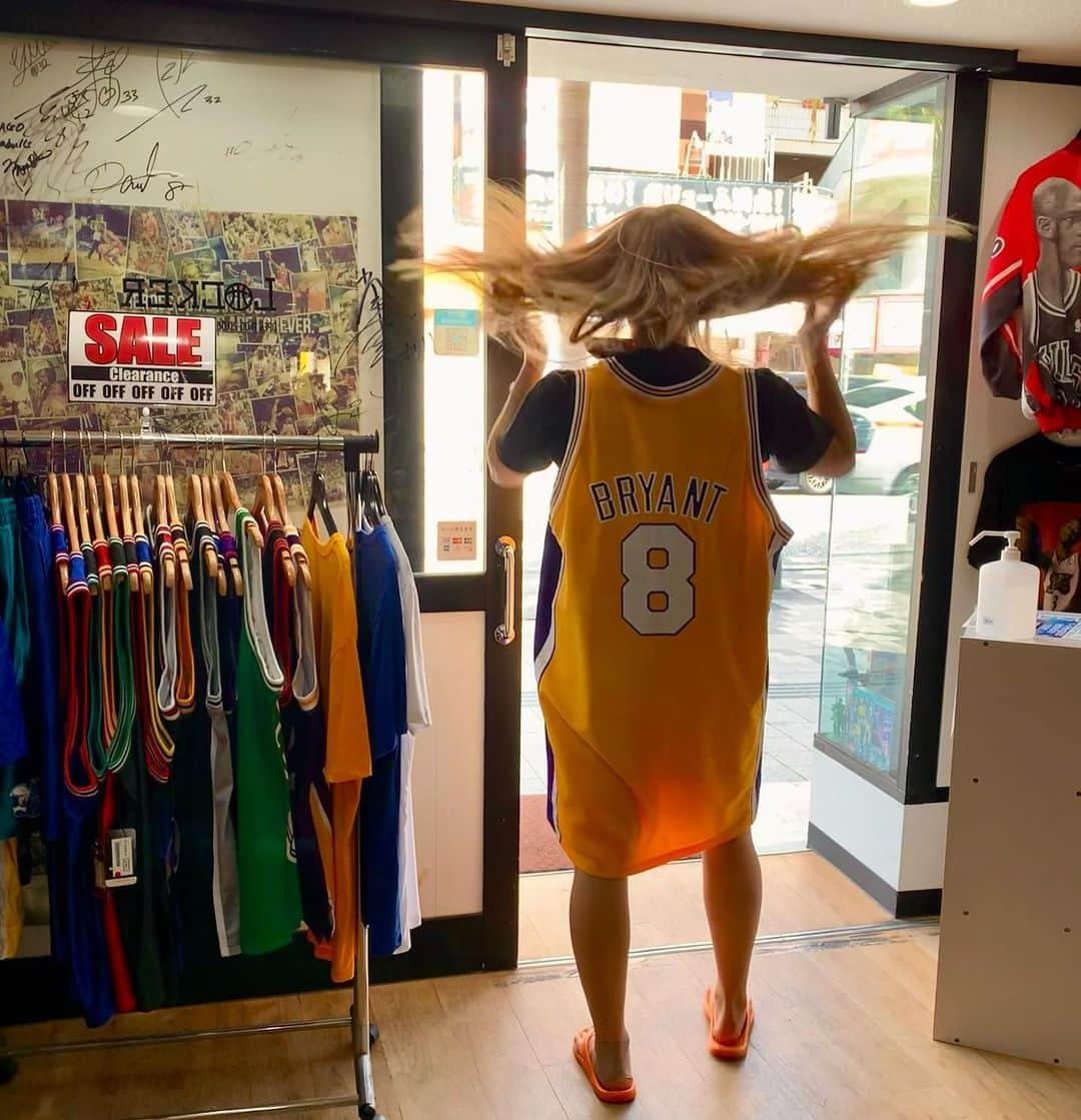 山田愛さんのインスタグラム写真 - (山田愛Instagram)「ただいまー🤚🧡 ・ Kobe's full-scale uniform🌴 ・ #kobe #bryant #8 #lakers #nba #mambamentality #basketball #basketballlife #🏀 #okinawa #japan  #fashion #basketballoutfit #sports #la #america #24  コービーの実物大のユニフォーム」10月5日 18時07分 - aiyamada_