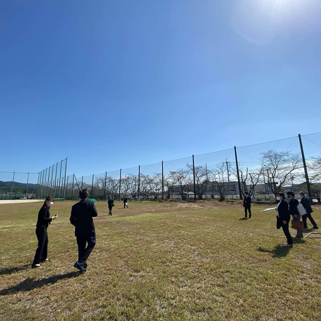 平山ユージさんのインスタグラム写真 - (平山ユージInstagram)「Saga national sports 2024 regular inspection as Vice President of JMSCA. The place to held the sports climbing venue will be Taku high school,Taku city in Saga prefecture where I climbed the opening of the wall about 20 years ago. And they will build new lead and boulder wall at the school ground.  Both Taku City and Saga Prefecture are not only holding sports competitions, also putting effort into thinking that sports will create various fundamental joys. I'm looking forward to SAGA2024.  日本山岳・スポーツクライミング協会副会長として佐賀国スポ2024正規視察✈️ 20年程前にオープニングで登った多久高校が会場で新たに校庭側にリード、ボルダーの国スポ施設ができる事になります。多久市、佐賀県共にスポーツの大会をやるだけではなく、様々な根源的な喜びを生み出すものだと考え力を入れて顶いています。SAGA2024が楽しみになって来ました。 @japan_national_climbing_team   #多久市長 #横尾俊彦市長 #多久高校 #20年程前の壁　#健在　#日本山岳スポーツクライミング協会　#副会長　#公務」10月5日 18時07分 - yuji_hirayama_stonerider