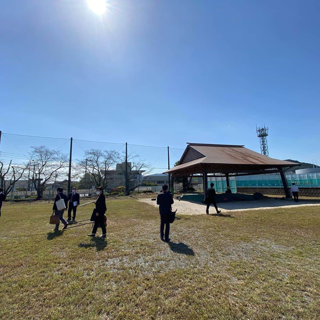 平山ユージさんのインスタグラム写真 - (平山ユージInstagram)「Saga national sports 2024 regular inspection as Vice President of JMSCA. The place to held the sports climbing venue will be Taku high school,Taku city in Saga prefecture where I climbed the opening of the wall about 20 years ago. And they will build new lead and boulder wall at the school ground.  Both Taku City and Saga Prefecture are not only holding sports competitions, also putting effort into thinking that sports will create various fundamental joys. I'm looking forward to SAGA2024.  日本山岳・スポーツクライミング協会副会長として佐賀国スポ2024正規視察✈️ 20年程前にオープニングで登った多久高校が会場で新たに校庭側にリード、ボルダーの国スポ施設ができる事になります。多久市、佐賀県共にスポーツの大会をやるだけではなく、様々な根源的な喜びを生み出すものだと考え力を入れて顶いています。SAGA2024が楽しみになって来ました。 @japan_national_climbing_team   #多久市長 #横尾俊彦市長 #多久高校 #20年程前の壁　#健在　#日本山岳スポーツクライミング協会　#副会長　#公務」10月5日 18時07分 - yuji_hirayama_stonerider