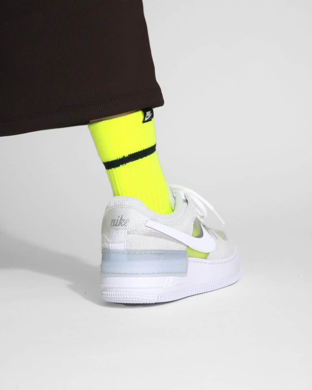 A+Sさんのインスタグラム写真 - (A+SInstagram)「2020. 10. 7 (web) in store﻿ ﻿ ■NIKE WMNS AF1 SHADOW﻿ COLOR : PURE PLATINUM/WH﻿ SIZE : 23.0cm - 25.0cm﻿ PRICE : ¥13,000 (+TAX)﻿ ﻿ ナイキ エア フォース1 シャドウのルーツは80年代に英国で生まれたダンスミュージックを一晩中、流す大規模なイベント "レイブ（Revolution Live)" にあります。レイブが生まれる以前はドレスアップをしてナイトクラブやディスコで音楽を楽しむ事が主流でした。しかし、アシッドハウスやテクノといった当時の最新音楽の影響からイベントの参会者のファッションもカジュアルダウンされ、60年代のヒッピースタイルにメタリックな素材を取り入れるなど、サイケデリックな装いで自由に自己表現をするスタイルへと変貌を遂げました。 このスニーカーはまさにその時代を色濃く表したデザインに仕上がっています。サイケ的要素でメタリック素材を用いたアッパーや爪先はシースルー素材を用い靴下を変えるだけで、様々なカラーへと変化します。まさに音楽の持つ無限の可能性をスニーカーに込めたデザインに仕上がっています。﻿ ﻿ Nike Air Force 1 Shadow's roots are in the big event "Rave (Revolution Live)", which plays dance music from the UK in the 80's all night long. Before the birth of rave, it was mainstream to dress up and enjoy music at nightclubs and discos. However, due to the influence of the latest music at the time such as acid house and techno, the fashion of the attendees of the event was also casually downed, and the hippie style of the 1960s was incorporated with metallic materials. Has undergone a transformation. These sneakers are finished in a design that strongly expresses that era. The upper and toes, which are psychedelic and made of metallic material, are made of see-through material and can be changed to various colors just by changing the socks. The design is finished with the infinite possibilities of music in sneakers.﻿ ﻿ #a_and_s﻿ #NIKE﻿ #NIKEAF1﻿ #NIKEAIRFORCE1﻿ #NIKEWMNSAF1SHADOW #RAVE」10月5日 18時18分 - a_and_s_official