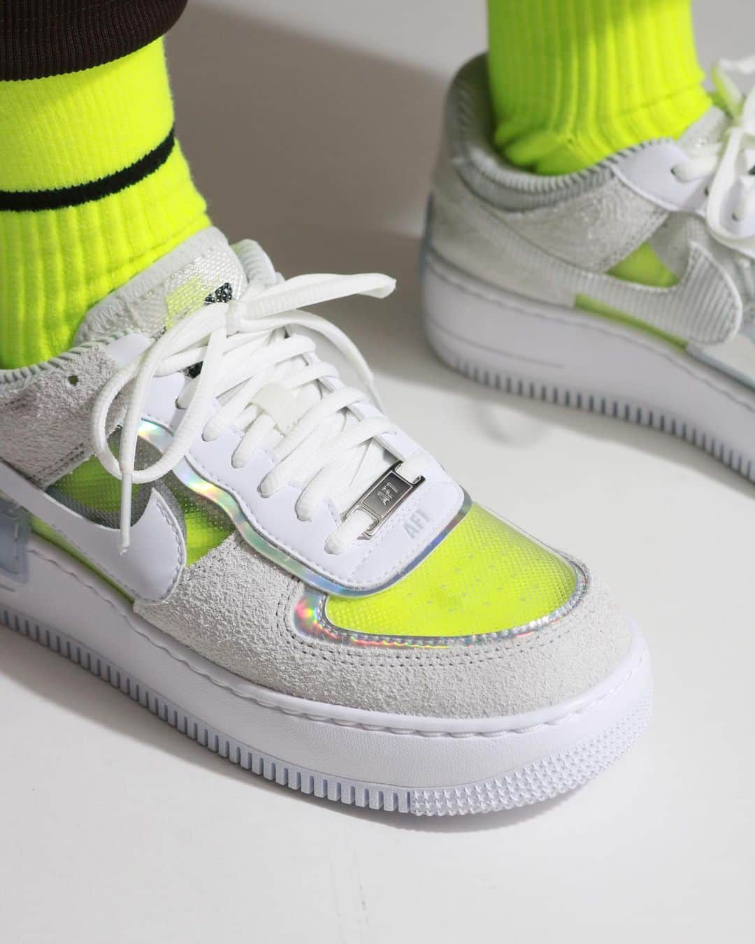 A+Sさんのインスタグラム写真 - (A+SInstagram)「2020. 10. 7 (web) in store﻿ ﻿ ■NIKE WMNS AF1 SHADOW﻿ COLOR : PURE PLATINUM/WH﻿ SIZE : 23.0cm - 25.0cm﻿ PRICE : ¥13,000 (+TAX)﻿ ﻿ ナイキ エア フォース1 シャドウのルーツは80年代に英国で生まれたダンスミュージックを一晩中、流す大規模なイベント "レイブ（Revolution Live)" にあります。レイブが生まれる以前はドレスアップをしてナイトクラブやディスコで音楽を楽しむ事が主流でした。しかし、アシッドハウスやテクノといった当時の最新音楽の影響からイベントの参会者のファッションもカジュアルダウンされ、60年代のヒッピースタイルにメタリックな素材を取り入れるなど、サイケデリックな装いで自由に自己表現をするスタイルへと変貌を遂げました。 このスニーカーはまさにその時代を色濃く表したデザインに仕上がっています。サイケ的要素でメタリック素材を用いたアッパーや爪先はシースルー素材を用い靴下を変えるだけで、様々なカラーへと変化します。まさに音楽の持つ無限の可能性をスニーカーに込めたデザインに仕上がっています。﻿ ﻿ Nike Air Force 1 Shadow's roots are in the big event "Rave (Revolution Live)", which plays dance music from the UK in the 80's all night long. Before the birth of rave, it was mainstream to dress up and enjoy music at nightclubs and discos. However, due to the influence of the latest music at the time such as acid house and techno, the fashion of the attendees of the event was also casually downed, and the hippie style of the 1960s was incorporated with metallic materials. Has undergone a transformation. These sneakers are finished in a design that strongly expresses that era. The upper and toes, which are psychedelic and made of metallic material, are made of see-through material and can be changed to various colors just by changing the socks. The design is finished with the infinite possibilities of music in sneakers.﻿ ﻿ #a_and_s﻿ #NIKE﻿ #NIKEAF1﻿ #NIKEAIRFORCE1﻿ #NIKEWMNSAF1SHADOW #RAVE」10月5日 18時18分 - a_and_s_official