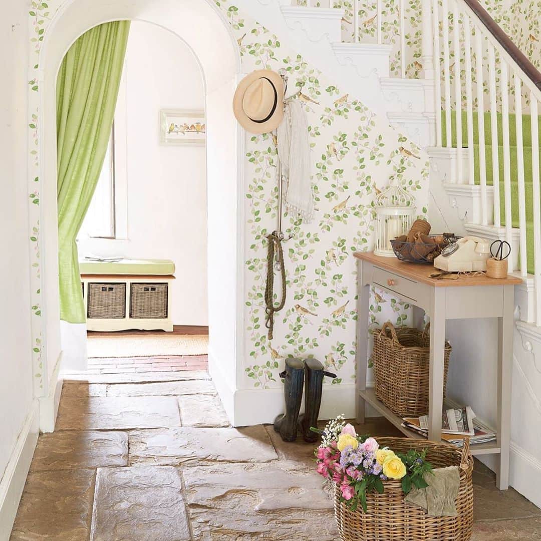ローラアシュレイさんのインスタグラム写真 - (ローラアシュレイInstagram)「Today marks the start of #InternationalWallpaperWeek so what better way to celebrate the occasion than by sharing a few favourite Laura Ashley wallpaper designs.   From bold florals to damask prints, there has been an abundance of beautiful wallpapers over the years.   Which is your ultimate favourite? #LauraAshleyPrints」10月5日 18時10分 - lauraashleyuk