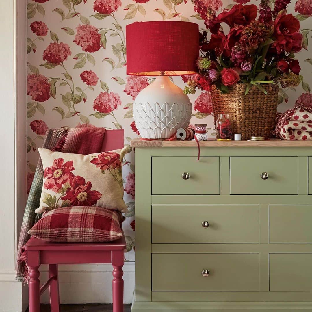 ローラアシュレイさんのインスタグラム写真 - (ローラアシュレイInstagram)「Today marks the start of #InternationalWallpaperWeek so what better way to celebrate the occasion than by sharing a few favourite Laura Ashley wallpaper designs.   From bold florals to damask prints, there has been an abundance of beautiful wallpapers over the years.   Which is your ultimate favourite? #LauraAshleyPrints」10月5日 18時10分 - lauraashleyuk
