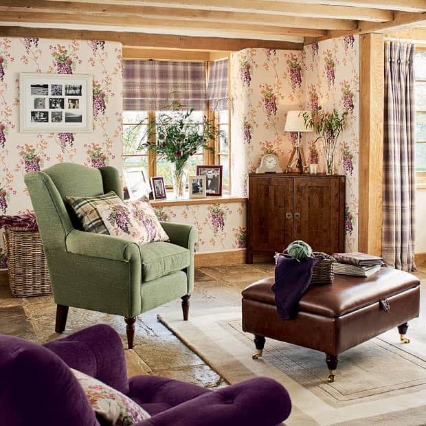 ローラアシュレイのインスタグラム：「Today marks the start of #InternationalWallpaperWeek so what better way to celebrate the occasion than by sharing a few favourite Laura Ashley wallpaper designs.   From bold florals to damask prints, there has been an abundance of beautiful wallpapers over the years.   Which is your ultimate favourite? #LauraAshleyPrints」