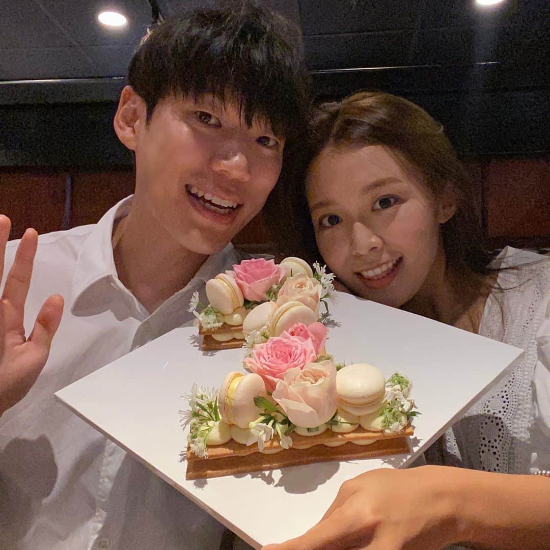 キム・ダヘのインスタグラム：「첫번째 결혼기념일을 축하합니다 🤍🤍🤍 정현이랑 희라샘이 사준 아웃백, 키라키라키친에서 만들어준 케이쿠 행복한 일주년 히히」