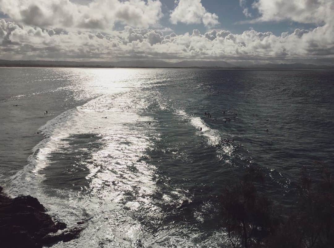 シャニーナ・シャイクのインスタグラム：「Sometimes in the waves of change, we find our true direction 🌊」