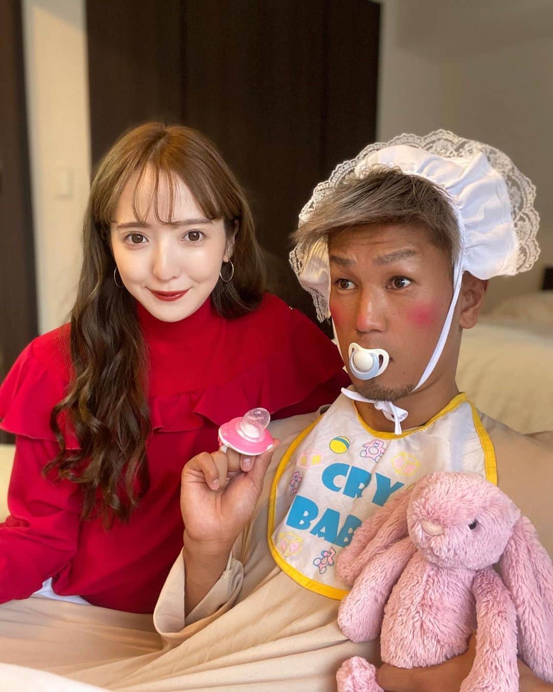 平木愛美のインスタグラム：「ご報告！！！！！  交際６周年。７年めのスタートとなる本日、婚姻届を提出し、城戸康裕さんと入籍致しました。  ついに【城戸愛美】になりました！！！！！👰🤵❤️  そしてもうひとつ実は、  大好きな彼とわたしと。お腹の中にふたりの赤ちゃんを授かりました。👶🏻💞🍼🧡🌼  不思議で、神秘的で、奇跡のようなこの命にすでに感極まっております。  ２０２０年に入る頃から赤ちゃんを意識し始め、そこからは奇跡的にすぐに、ふたりのもとへ、babyがきてくれました。  夏生まれの私とは真逆の  彼の誕生日と同じ月、冬の１２月に出産予定です。  彼に似たbabyが産まれてくるのかな？🥺🤣💖  初期の初期から、彼がお腹に喋りかけている姿がとっても微笑ましく、愛しい時間です。  母子ともに無事出産できるようただただ願いながら、のこりの妊婦生活を楽しみたいと思っております。 元気にぽこぽこ動いてくれている胎動や、エコーで見せてくれる姿が可愛くて愛しくて感動で、とっっっても幸せです。  周りの大切なかたがたにもたくさん祝福していただき、愛でひたひたな、そんな妊娠期間を、過ごしております。  初めての経験で、まだまだわからないことだらけなので、先輩ママさんがた、色々おしえてくださいませ！✨✨  そして同じく今、妊婦の皆様。この世の中のタイミングでパパと一緒に検診へ訪れることさえもなかなかむずかしかったり…産院によっては立ち合いや面会等も厳しいところ、色々と不安なかたも多いのじゃないでしょうか、、、出産、そしてこれから訪れるママになるということにむけて、一緒に顔晴りましょう！✨✨  新しく誕生するこの命とともに、あたたかく見守っていただけましたら幸いです。今後ともよろしくお願いいたします。  城戸康裕 愛美」