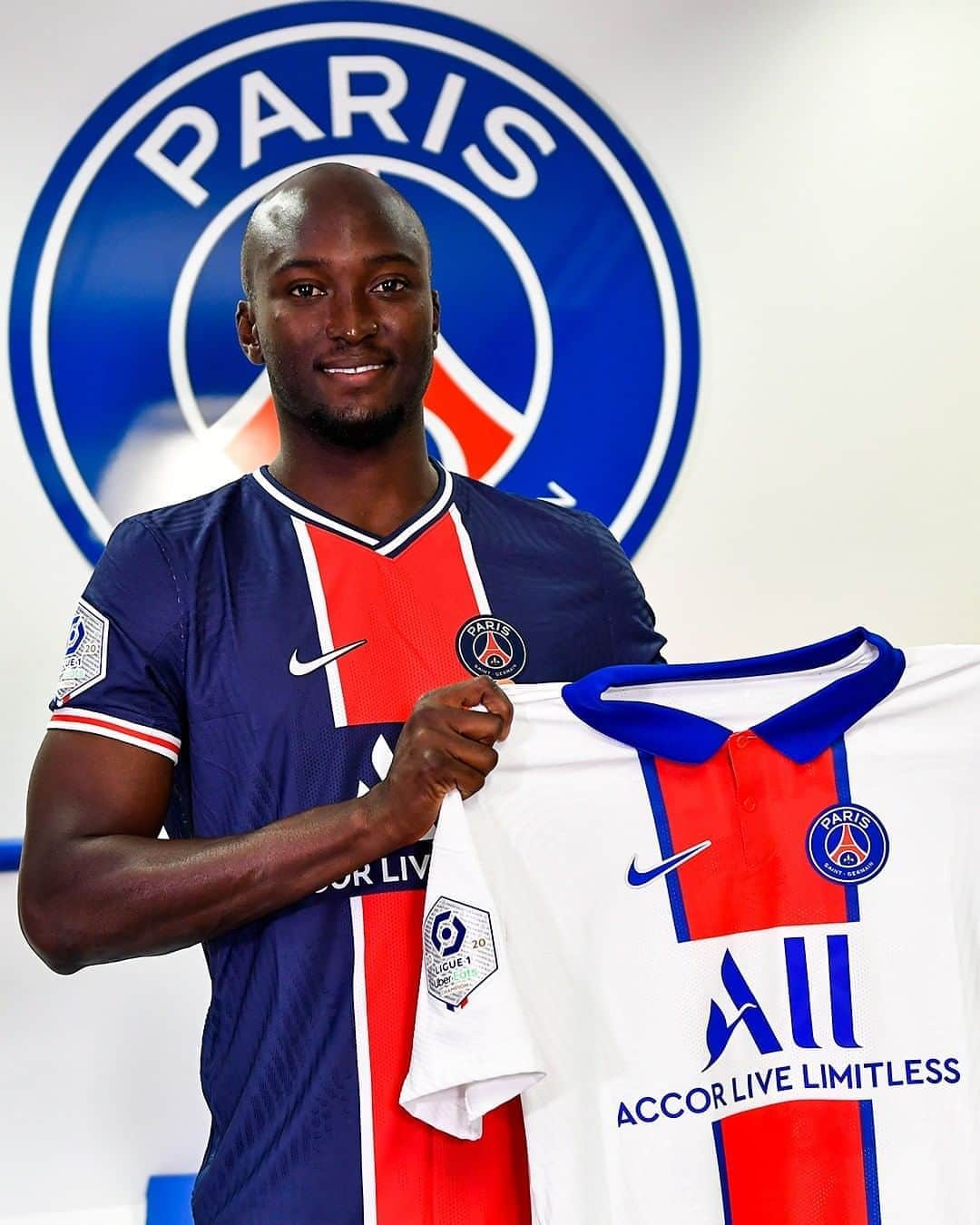 パリ・サンジェルマンFCさんのインスタグラム写真 - (パリ・サンジェルマンFCInstagram)「✍️🔴🔵 Paris Saint-Germain is pleased to announce the loan signing of @iamdanilopereira from FC Porto.  ✍️🔴🔵 Le Paris Saint-Germain est heureux d’annoncer l’arrivée dans son effectif de 𝗗𝗮𝗻𝗶𝗹𝗼 𝗣𝗲𝗿𝗲𝗶𝗿𝗮.  . #ICICESTPARIS #AllezParis #WeAreParis #PSG #ParisSaintGermain #Paris #Football」10月5日 18時21分 - psg