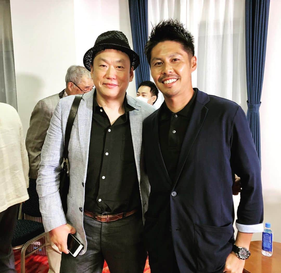 楽山孝志さんのインスタグラム写真 - (楽山孝志Instagram)「先日李さんと大滝先生の対談を見学させて頂きました。そして司会は作家の田崎さん^ ^ 対談ではお二方の繋がりから指導キャリアについて、さらに指導した選手などの紹介など詳しくお話をされています。 李さんが立ち上げたYouTubeチャンネルでは今後サッカーの持つ価値と社会性、サッカーの大きさなどを多角的に情報を発信されていかれるとの事でしたので皆さん是非ご覧下さい‼︎  P.S 15年振りに李さんにお会いさせて頂きましたが... いくつ歳を重ねられても凄まじいバイタリティは健在でした(笑 #李国秀  #田崎健太  #李国秀のLeeチャンネル #soccer  #足球 #末廣寿司  #対談  #指導者」10月5日 18時21分 - takashi.rakuyama