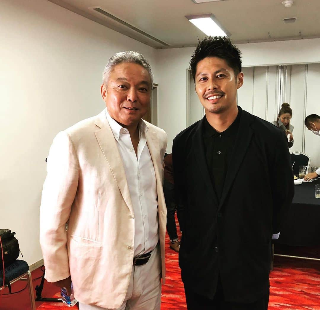 楽山孝志のインスタグラム：「先日李さんと大滝先生の対談を見学させて頂きました。そして司会は作家の田崎さん^ ^ 対談ではお二方の繋がりから指導キャリアについて、さらに指導した選手などの紹介など詳しくお話をされています。 李さんが立ち上げたYouTubeチャンネルでは今後サッカーの持つ価値と社会性、サッカーの大きさなどを多角的に情報を発信されていかれるとの事でしたので皆さん是非ご覧下さい‼︎  P.S 15年振りに李さんにお会いさせて頂きましたが... いくつ歳を重ねられても凄まじいバイタリティは健在でした(笑 #李国秀  #田崎健太  #李国秀のLeeチャンネル #soccer  #足球 #末廣寿司  #対談  #指導者」