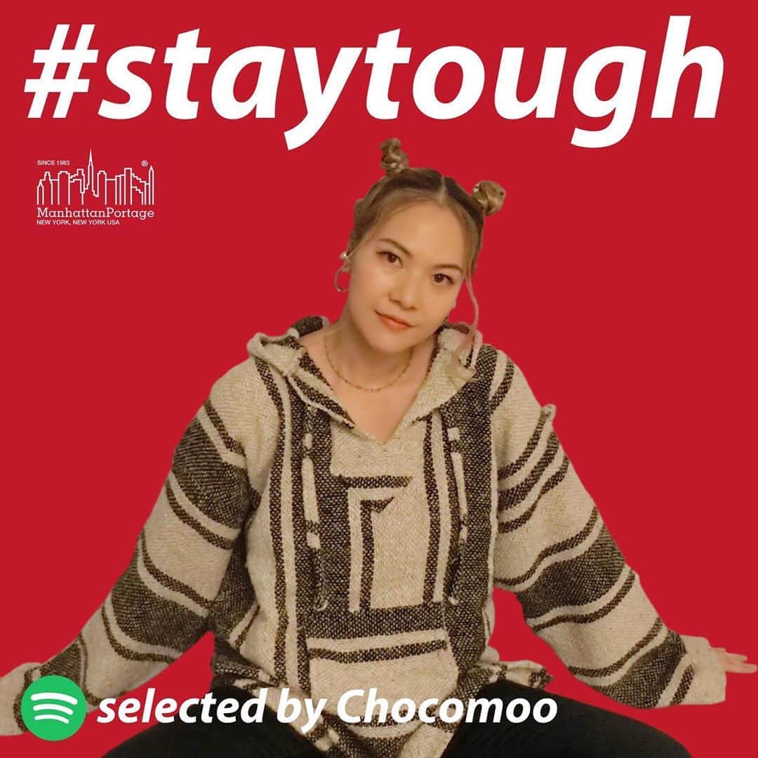 マンハッタンポーテージさんのインスタグラム写真 - (マンハッタンポーテージInstagram)「. . #staytough Playlist -Selected by Chocomoo-  ブランドスローガンのNew York Toughとも共鳴する「#staytough」をテーマにしたSpotifyでのプレイリスト。 ポストコロナに向けて「強くあれ」 のメッセージを音楽を通して伝えます。  今回のセレクターとして登場するのはPOPで独創的な作品をモノトーンで描く京都出身イラストレーターのChocomoo。 自身のクリエイションを刺激してくれるお気に入りの女性アーティストたちの音楽が並べられています。  ▶#staytough Playlist -Selected by Chocomoo-  https://open.spotify.com/user/3sm46eygi35or5wdc9x59mnot/playlist/4TUUUaMhwxQPc3wPpUHw4t?si=W4OWzdX7R0i87SKlTsH3PQ  今後もManhattan Portageと親交のある人物が毎週登場予定！ お楽しみに！  #manhattanportage #newyorktough #staytough #spotify #spotifyplaylist #chocomoo」10月5日 18時27分 - mp_japan