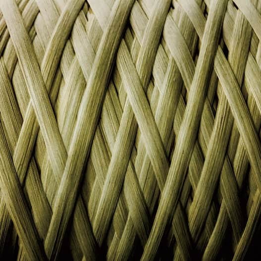 KAIHARA DENIMのインスタグラム：「How to Make KAIHARADENIM ～Warping～ 紡績された糸は、約600本を約6000ヤードの長さでロープ状に束ねます。次の染色工程で糸をムラなく染め上げるために、全ての糸を均一に巻き取る高度な技術が求められます。この整経工程に用いられる一連の設備・機械はカイハラが独自に開発したもので、数多くの工夫が凝らされています。  #カイハラ#カイハラ株式会社#カイハラ産業株式会社#カイハラデニム#kaihara#kaiharadenim#denim#madeinjapan#japandenim#denimlover#denimlovers#福山市#三次市#神石高原町#府中市#warping#整経#howtomakekaiharadenim」
