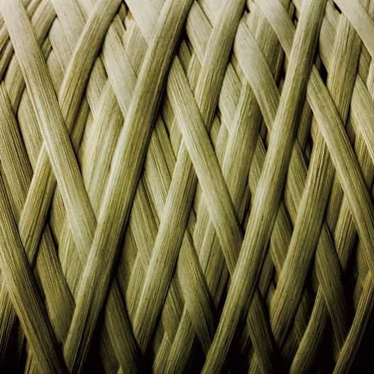 のインスタグラム：「How to Make KAIHARADENIM ～Warping～ 紡績された糸は、約600本を約6000ヤードの長さでロープ状に束ねます。次の染色工程で糸をムラなく染め上げるために、全ての糸を均一に巻き取る高度な技術が求められます。この整経工程に用いられる一連の設備・機械はカイハラが独自に開発したもので、数多くの工夫が凝らされています。  #カイハラ#カイハラ株式会社#カイハラ産業株式会社#カイハラデニム#kaihara#kaiharadenim#denim#madeinjapan#japandenim#denimlover#denimlovers#福山市#三次市#神石高原町#府中市#warping#整経#howtomakekaiharadenim」