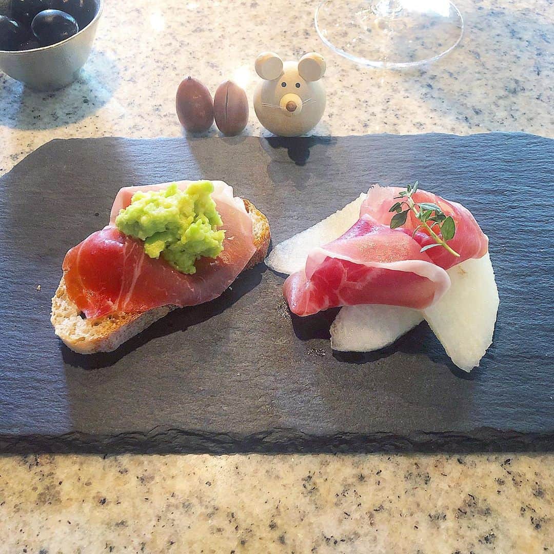 榊山敬代のインスタグラム：「🥖🥑🥓"… ・ 休日のブランチでは懲りずに しゅわしゅわセット制作の巻  最近お気に入りのパン屋さんの バケットにプロシュートのせて 今回はアドカボディップのせて  いただきました梨子も オードブルにしたいナ  とプロシュート添えまして　 ミニオードブルの完成の巻  ハーブのタイムがこれまた　 よきハーモニーでオイシィ　  ブラックオリーブさんも つまみながら満足セット  秋の虫さんの声をBGMに 秋らしいプレート楽しむ  #また食べたい  さて日曜日は早速新しいイラストレータと フォトショップにて作業デビューしました  まだ慣れないけども かなり使いやすくて  こんなに簡単になったの⁈と 驚きながらの新鮮な作業の巻  そのようなわけで パソコン触るのが 楽しくなってきて  朝起きるたのしみが 新しいパソコンさん  となってきました程 子供心に戻り中の時  新しいソフトも色々セットされていて 色々トライしてみたい10月のはじまり  しばらく修行中… ・ ・ #Illustrator2020 👏#購入してよかった ・ ・  #おうちごはん 工夫 #おうち大好き #enjoyhome ・  ・  ・ #秋 #食欲の秋 #ブランチ #brunch#ランチ #lunch #梨子 #おつまみ #お肉  #pork  #fruits #champagne #アボカド #avocado #wine #vegetable #bread #blackolive #artist #kitchen #cooking #日本画家 の #お料理こんなもん  #どんぐり さん割れてきました…」