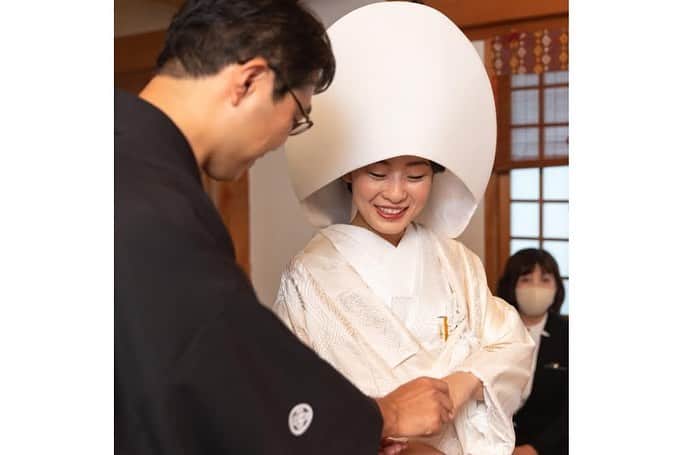 家族挙式さんのインスタグラム写真 - (家族挙式Instagram)「. 日本ならではの神前式 神聖な空間と時間の中で 愛・幸・約束を交わし ゲストへ感謝を♡  -------------------  【2020年10月末まで！】  \年内実施の会食•披露宴プランお申し込みで/ ✳︎挙式スナップ写真 30カットプレゼント✳︎   ▽詳しくはTOPのリンクから❁ >>> @kazoku_wedding  ----------------------- . ❁テレビCM放映中 ▹▸ ”家族挙式ベスト”なら 【挙式・衣裳・美容・写真】が含まれたプランが99,000円〜叶います＊ ▽予約はTOPのリンクから❁ >>> @kazoku_wedding ------------------- #家族挙式 #ベストアニバーサリー #家族 #Family #家族婚 #bestanniversary #少人数婚 #ウェディング #結婚式準備 #結婚式 #フォトウェディング #プレ花嫁 #卒花 #日本中のプレ花嫁さんと繋がりたい #花嫁 #卒花嫁 #国内挙式 #weddingdress #ウェディングドレス #プラコレ #Dressy花嫁 #2020秋婚 #2021春婚 #2021夏婚 #2020冬婚 #神社婚 #和婚 #神社挙式」10月5日 18時25分 - kazoku_wedding