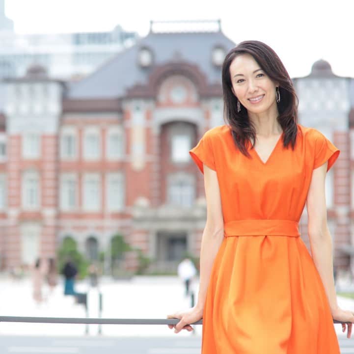 のインスタグラム：「・ ・ ・ 『どこかへ…』 ・ ・ ・ 今月から東京発着もGo Toトラベルの対象に なりましたね♪ ・ 今週末旅行に行かれた方も多いかと思います ・ ・ 今年は次男が受験生だし 受験が終わるまでは旅行には行けないかなぁ… ・ ・ でも どこかへ旅行に行きたいなぁ〜と思う 今日この頃です。。。 ・ ・ ・ #駒田奈美#オスカープロモーション#モデル#gotoキャンペーン #旅行#東京#東京駅#次男#受験生#受験生の母#tokyo #tokyostation」