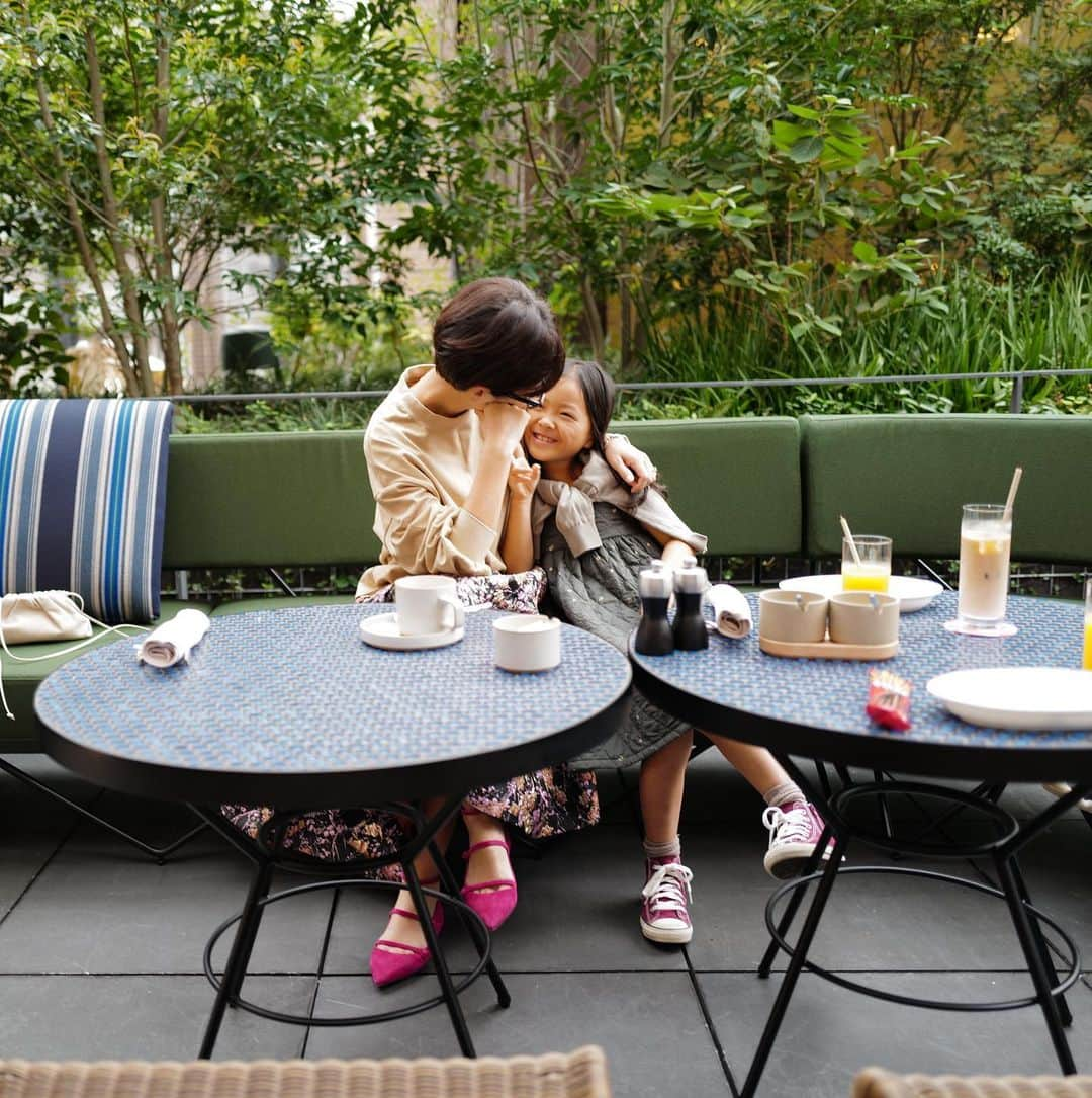 正中雅子さんのインスタグラム写真 - (正中雅子Instagram)「だいすきー♡ * 最近、息子が３歳を目前にイヤイヤ期！？←遅くない？😂なのか、すんごいすんごい大変で常に怒ることが多くて娘には沢山我慢させてる🥺♡でも、娘も未だにまだまだ厄介😇 * 「まー子供なんてゆうこと聞かないし、常に反抗期やで🧓🏻」という母の言葉をいつも思い出して私の子やししゃーないか😂と思う日々です笑 * だけど娘とはずーっと良きパートナーでありますように♡と思ったモーニングタイム☕️ * この日の娘のワンピやコンバースにお問合せが多かったんですが opは　@yellowpelota のもので、コンバースと一緒に　@obebehiroshima で買いました👗 *  #母娘 #acehotel #acehotelkyoto  #masacotravel」10月5日 18時25分 - masacoshonaka