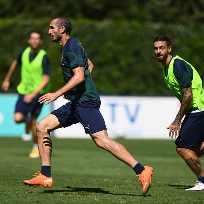 サッカーイタリア代表さんのインスタグラム写真 - (サッカーイタリア代表Instagram)「#Nazionale 🇮🇹  Al via il raduno: #Chiellini e #Bonucci arriveranno a #Coverciano al termine degli accertamenti preventivi Nel pomeriggio in programma il primo allenamento. Forfait di #Castrovilli: il centrocampista della Fiorentina ha già lasciato il ritiro . La notizia 👉 www.figc.it . . #VivoAzzurro  #Azzurri 🇮🇹  Italy's training camp set to begin: #Chiellini and #Bonucci will join up with the squad once they have been authorised to do so. The team will get to work in the afternoon. #Castrovilli won't be involved and has returned home . More here 👉 www.figc.it/en . . #VivoAzzurro」10月5日 18時35分 - azzurri