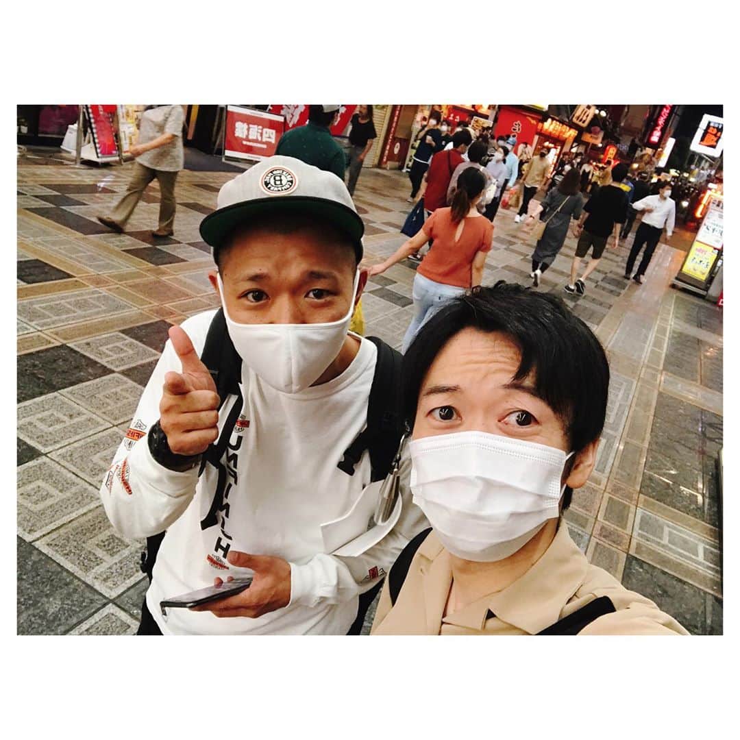 藤本聖のインスタグラム：「奇跡のような舞台だった. . 昨日の月刊コントの余韻に未だに浸っています. . 各コンビのネタはもちろん. . それを紡いで見事にひとつのストーリーに仕立てあげて下さった久馬さんの台本. . ヒガシ逢ウサカのラストコント. . それを舞台袖で目に焼き付ける芸人仲間. . ニッポンの社長ケツの熱唱. . 全てがキラキラと輝いていた. . そして何より笑いと感動に包まれたラストで、立ちバックのバックで花火が打ち上がるという衝撃のラストを俺は忘れない. . . . #月刊コント10月号 #奇跡の舞台 #ヒガシ逢ウサカ #10年間お疲れ様 #そしてこれからもよろしく」