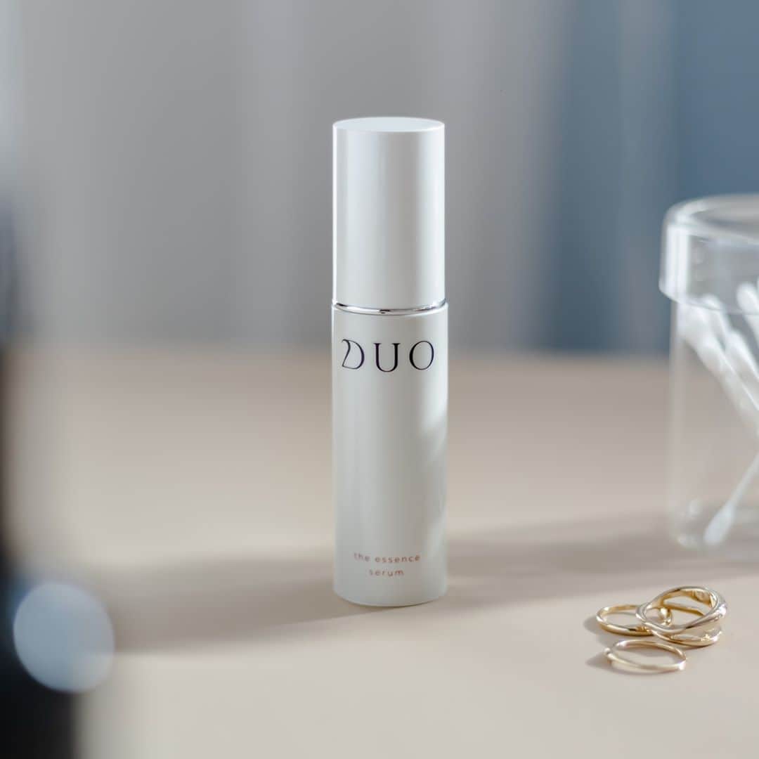 D.U.O.（デュオ）のインスタグラム：「⁠ ⁠ ⁠ いつものスキンケアに『ザ エッセンス セラム』をプラスして、ワンランク上の肌に…✨⁠ このザ エッセンス セラムは、1本で「ブースター機能・ブライトケア※1・毛穴ケア※2・リフトケア※3・保湿」の5役を叶えてくれます💁‍♀️⁠ ⁠ 「ベースそのものが美容液」という原液発想で生み出された高純度先行型美容液なので、⁠ 洗顔後の洗いたての肌にそのまま塗布して使用します。⁠ ⁠ 複合的な年齢サイン※4を1本でケアし、肌環境を底上げ。⁠ 17種類ものスキンケア成分※5が角質層のすみずみまで浸透し、若々しい印象の健やかな肌へ導きます。⁠ これ一つで大人の複合悩みをまとめてケアできるので、悩み別の美容液をそれぞれ使う必要がありません💫⁠ ⁠ 高級ダマスクローズの香りでリラックスしながら、優雅なスキンケアタイムを過ごせます🌹⁠ ⁠ ※1 潤いを与え、みずみずしい透き通るような肌になること⁠ ※2 潤いを与えて毛穴を目立たなくすること⁠ ※3 潤いによってハリを与える⁠ ※4 乾燥などによる肌変化⁠ ※5 整肌成分⁠ ⁠ #DUO #デュオ #DUOコスメ #ザエッセンスセラム⁠ #ブースター #導入美容液 #先行型美容液 #w美容液 #ブライトケア #毛穴ケア #リフトケア #保湿 #保湿ケア #アラサー美容 #ハリケア #リピ買いコスメ #使い切りコスメ #コスメ購入品 #コスメ部 #スキンケア好き #ツヤ肌 #おうち美容 #おこもり美容 #ホームケア #なめらか肌  #年齢肌 #ローズの香り #シワ対策 #ハリ肌 #愛用スキンケア」