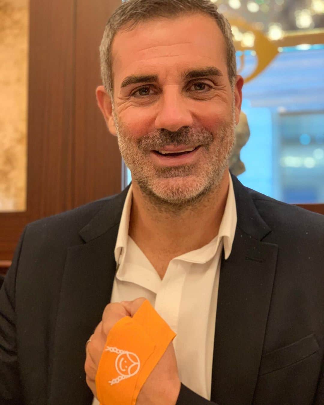 ステファノ・ソレンティーノのインスタグラム：「Doniamo assieme al 45591 e sosteniamo i diritti delle bambine 🧡 #indifesa #iogiocoallapari @terredeshommesitalia」