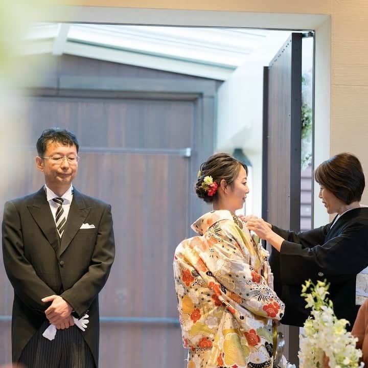 KIYOMIZU京都東山 公式さんのインスタグラム写真 - (KIYOMIZU京都東山 公式Instagram)「@kiyomizu_kyoto_higashiyama をフォローして、 『#kiyomizu京都東山』 『#kiyomizu花嫁』 『#スタイルズ花嫁』 をつけて投稿してくださいね＊ . 【#筥迫の儀 とは？】  「幸せな家族を築けるように…」と 想いを込めて、お手紙やお守りを入れた筥迫を お母さまが花嫁さまの胸に差し込む儀式*  こちらは永遠の幸せを願うお母さまの想いを 娘に継承することを意味しております＊ 感動に包まれる和婚演出の一つです* . ---------------------- . ▼ブライダルフェアの予約は インスタのTOPからcheck⚐ ＞＞＞ @kiyomizu_kyoto_higashiyama . #スタイルズ花嫁 #dress #kyoto #kiyomizu #wedding #ウェディングレポ #チャペル  #プレ花嫁 #卒花 #結婚式 #結婚式場  #京都 #京都花嫁 #関西花嫁 #京都婚 #令和花嫁 #DRESSY花嫁 #maricuru #シェアーズヘアメイク #和婚 #和婚人前式 #和装 #人前式 #色打掛 #和婚演出 #挙式演出」10月5日 18時31分 - kiyomizu_kyoto_higashiyama