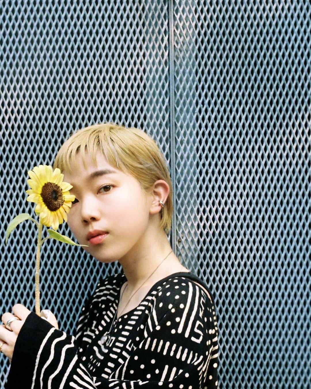 佐藤史果のインスタグラム：「お気に入りのワンピース👗とひまわり🌻✨ ・ ・ one-piece👗 @lise_____________  inner🎽 @muji_global  earcuff👂🏻 @__vebet__  sandal👡 @drmartensofficial  #onepiece  #drmartens  #mujirushi  #夏の思い出 #向日葵 photo by📸 @_k___s__」