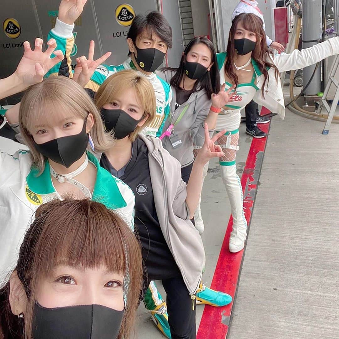 有馬綾香のインスタグラム：「オフショット集😂  いやー改めて良いチーム！！✨  100パー自論だけど 切り替えが上手い人は仕事が出来る！って思ってて まさにチーム2号車！  みんなそれぞれの役割を一生懸命なのにそれを出さないし オンオフが素晴らしい。  私もそんな人間になりたい。  そんなチームの一員にいられて幸せを感じる日々です。  撤収時とか夜中の作業中のピットでゴキブリが出た時に投げてくるのはマジで勘弁して欲しいけど☠️w  #SUPERGT #supergt2020 #lotus #rq #fsw #sgt」