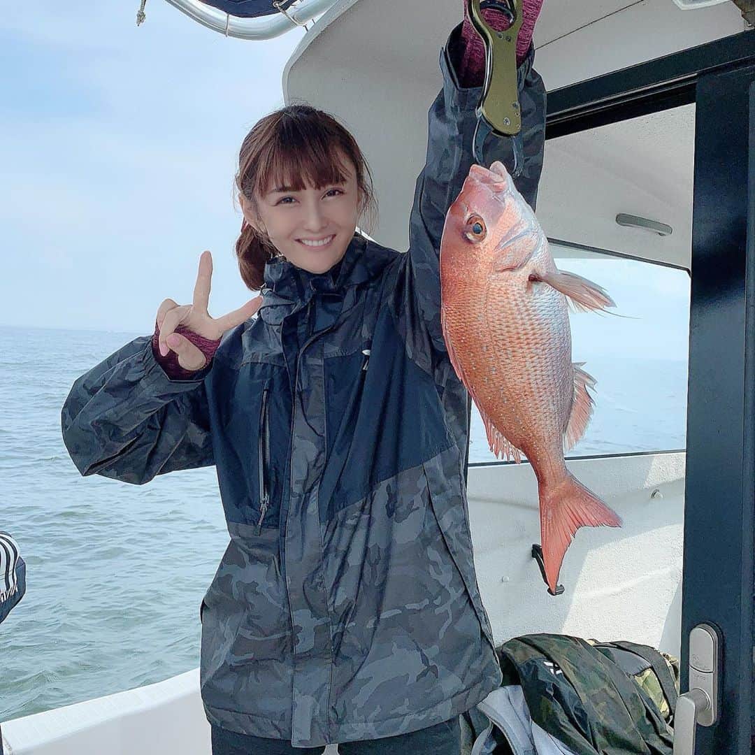 椿姫彩菜さんのインスタグラム写真 - (椿姫彩菜Instagram)「#釣り　本格的にはじめてから初の #船釣り　#船釣りデビュー たちうおと鯛だぞおおおおおおおお 全部美味しすぎるくらいいただきました♡」10月5日 18時36分 - tsubakiayana