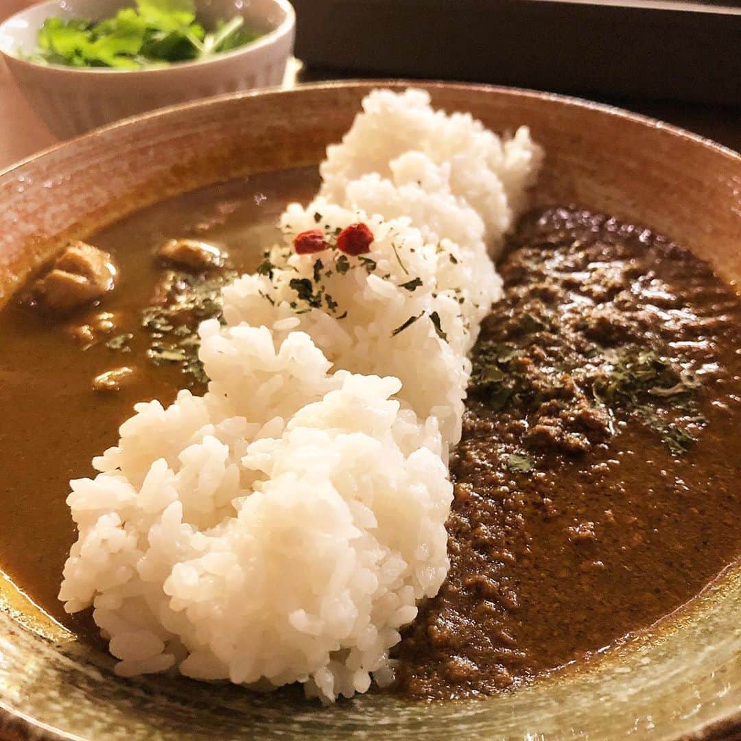のインスタグラム：「薬膳スープのチキンカレー 豚挽肉と唐辛子の薬膳カレー  2種あいがけで。」