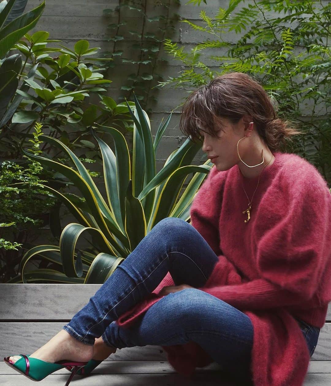 JUNNAのインスタグラム：「冬の先行受注VOL.2 @etretokyo   今年も定番 ラクーンニット  カーディガンとプルオーバー  🧶パフスリーブラクーンニットプルオーバー  🧶ラクーンニットカーディガン  定番人気のラクーンシリーズにも やっぱり最近気に入ってる ベリー🍓カラーを... 素材がいいからこそ選べるカラー  ニット×サンダル×デニム🤤  夏から引き続き出番の多いサンダルは  @malonesouliers のもの。  靴も衣替え一気にメンテナンスへ🍂 靴のお直し屋さんとっても素敵なお店に出会った☺️  - 開催期間 - 10/8(木)19:00 - 10/15(木)12:00  #2020ETRE_AW  #ヘアスタイル #ヘアアレンジ #カジュアル #ミディアムヘア #ベリー#osaji #celvoke#etvos #秋メイク#オレンジ#ブラウン#ベージュ#カジュアル #大人カジュアル#秋#秋服 #156cm#etretokyo#冬#冬コーデ#malonesouliers」