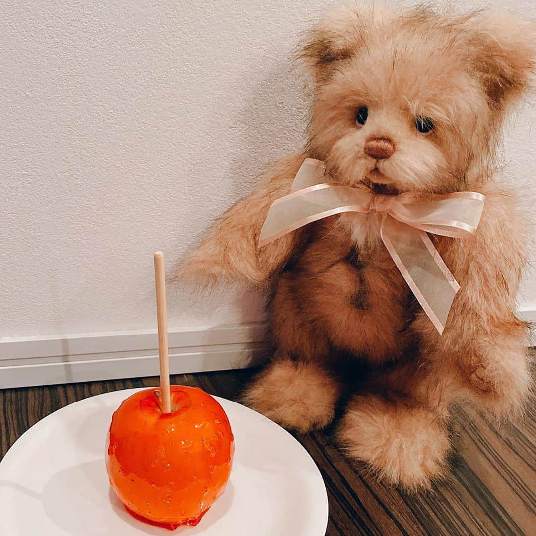 長久梨那さんのインスタグラム写真 - (長久梨那Instagram)「． りんご飴買って帰ってくまごろうと一緒に食べました🧸🍎」10月5日 18時40分 - rinanagahisa