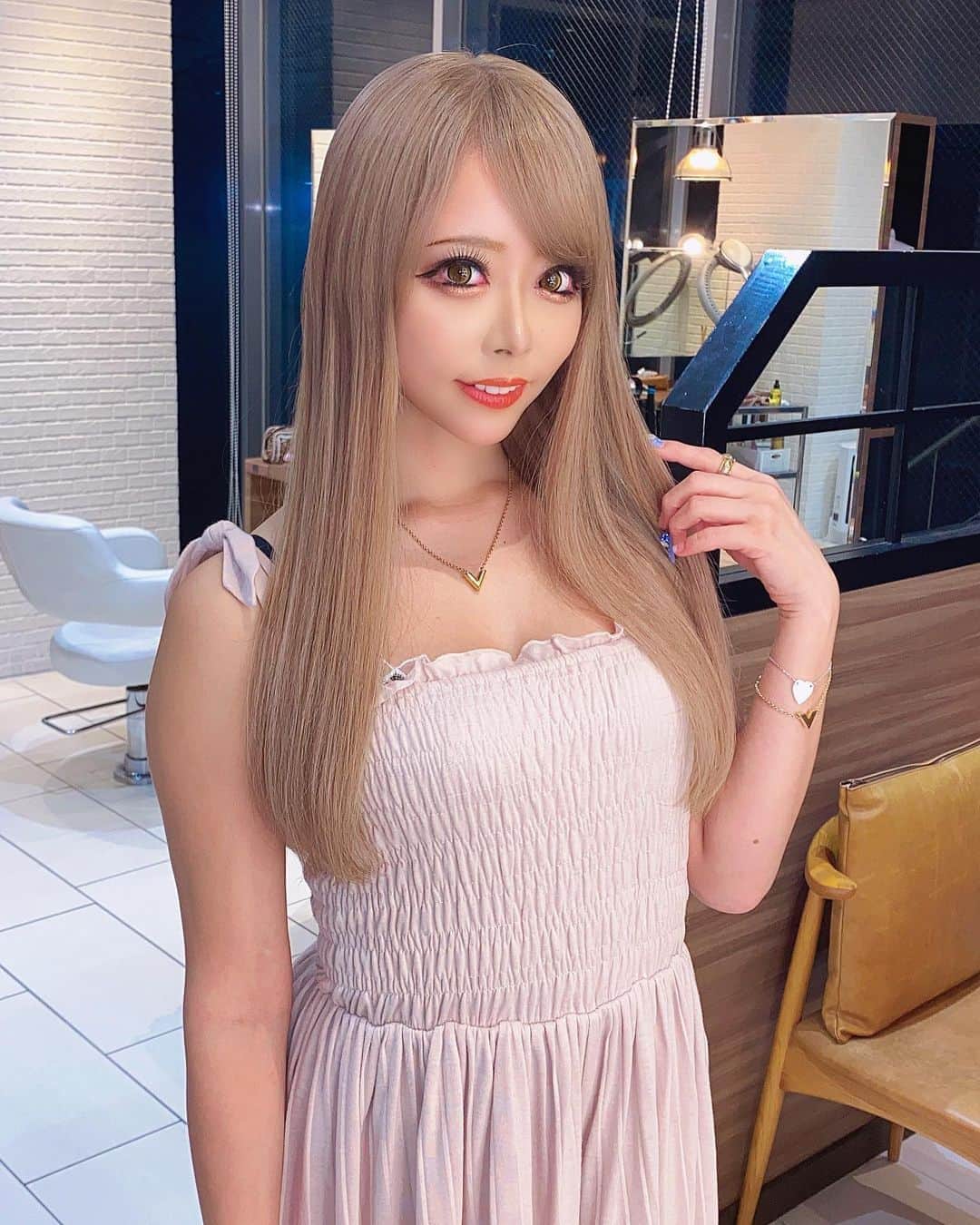 のインスタグラム：「美容院におととい行ってきた❤ 仕上がりの色、お気に入り😍 シールエクステ トリートメント 根元ブリーチ  #美容院 #原宿ローレン」