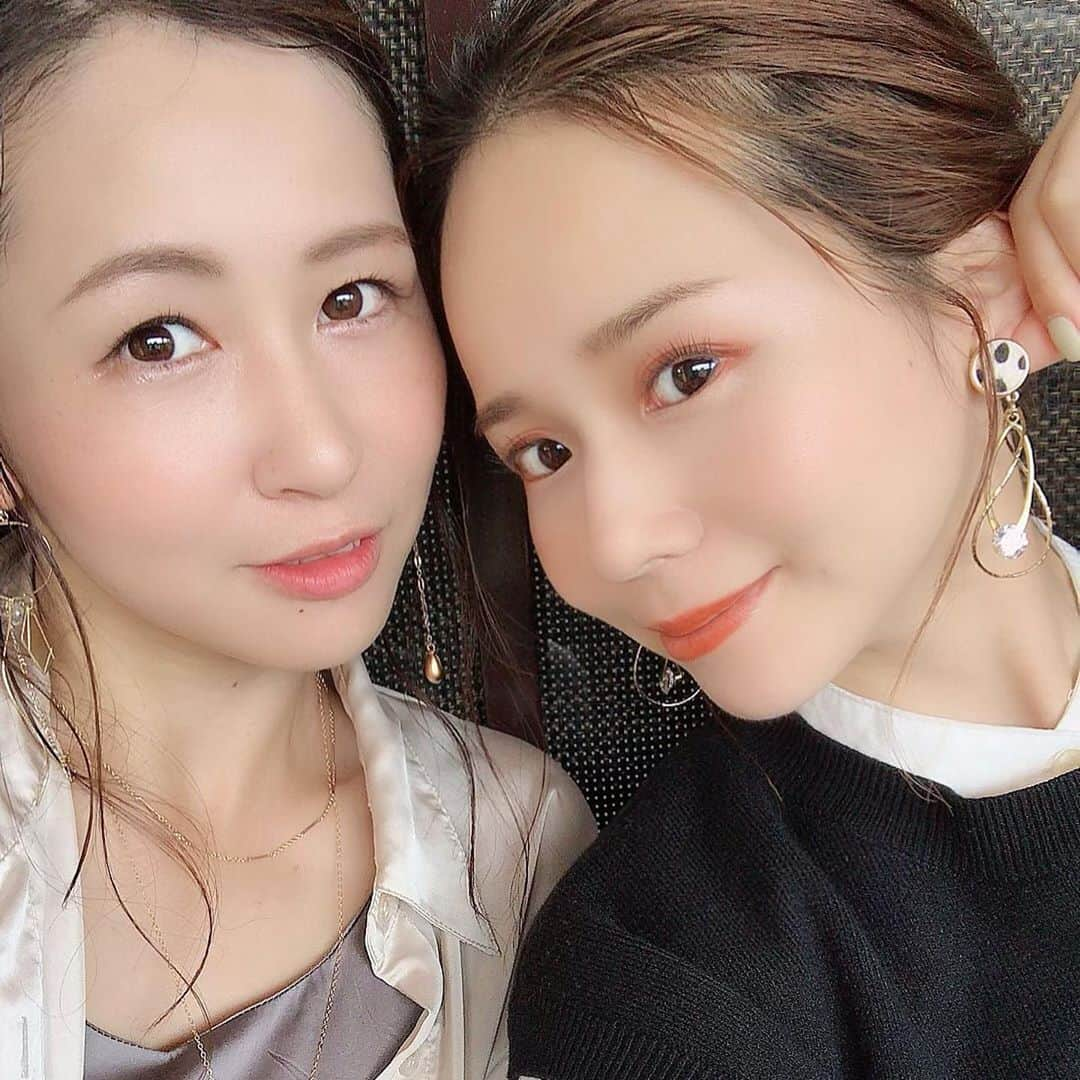 ALISAさんのインスタグラム写真 - (ALISAInstagram)「@moca.25 ちゃんとランチ🍽♪ プレゼントでピアスを頂き早速着用♡ エレガントにもカジュアルにも 使えるデザインでオシャレ✴︎ 私には持て余す♡｡ﾟ(ノ∀`*)ﾟ｡ @moca.25 ちゃんは みちょぱさんなどが テレビで着用したことがある 人気アクセサリー作家さん♡ 自分が納得したデザインしか販売しないこだわりが リスペクト！！ すぐ売り切れるから アクセサリー好きさんは インスタフォローされると いいですよ(人ﾟ∀ﾟ*)♪ #ランチ#女子会 #メイクアップアーティストの休日 #ハンドメイドアクセサリー #アクセサリー #ピアス #イヤリング」10月5日 18時41分 - makeup.by.alisa