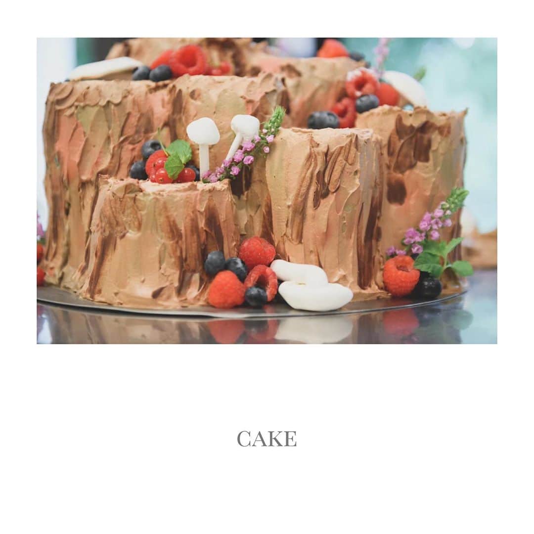 日比谷パレスさんのインスタグラム写真 - (日比谷パレスInstagram)「《 cake 》 .  ー 5 . July Hibiya Palace  パティシエと一から創る 世界に一つだけのウェディングケーキ。 . 日比谷公園のイメージで 切り株のケーキがとっても可愛い！ . . florist : @raque_rie sound : @soundcouture_haru hair&make : @maisondeblanche photo : @maisondeblanchephoto coordinator : @hayato_takami . . . ▶︎▶︎ YouTube 更新中 channel / PRIOR RESTAURANT & WEDDINGS . ▶︎▶︎ IGTV 更新中 アカウントトップページよりご覧頂けます。 . ご結婚式本番の映像もご紹介中！ ぜひご覧ください🎬🌿 . . ------------------------------------------ . . #日比谷パレス  #日比谷公園 #一軒家貸切 #一軒貸切ウェディング #大人ウェディング #大人婚 #大人婚プレ花嫁 #上質な空間 #上質ウエディング #卒花レポ #日比谷パレス花嫁 #東京花嫁 #東京レストラン #式場探し #プロポーズ #ガーデンウェディング #レストランウェディング #プレ花嫁準備 #ウェディングレポ #ウェディングフォト #hibiyapalace #hibiyapark #michelin #provance #provancestyle #gastronomy #restaurantwedding #prewedding #prebridal」10月5日 18時41分 - hibiyapalace_wedding