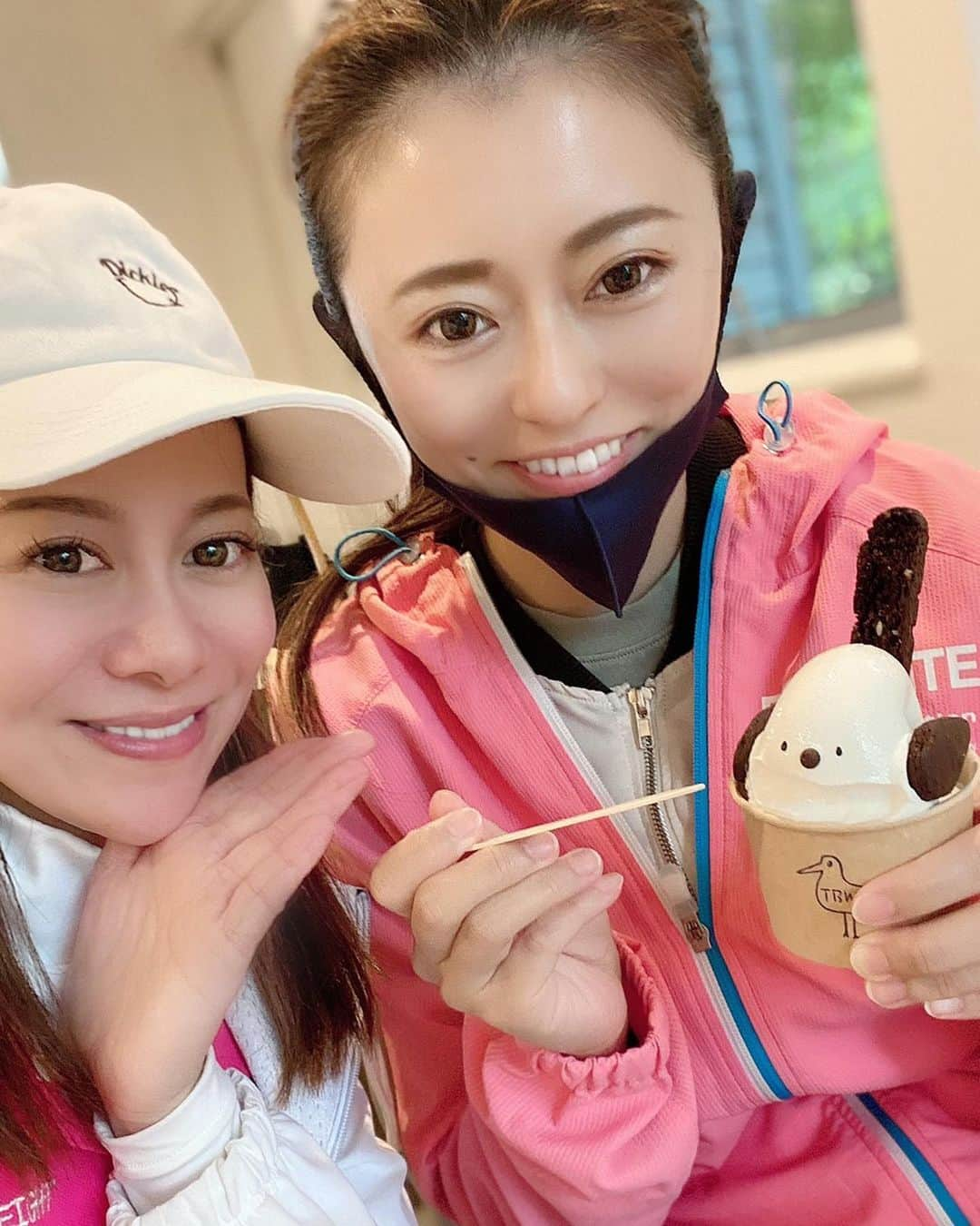 あやかたこやきのインスタグラム：「登山⛰続  🐣バードウォークカフェ☕️  このアイスめちゃ可愛かった🍨 とっさにまりちゃんとポッキーゲームしそうになって笑った、 こんな昼間っから笑  そして、まりちゃんの家のカレンダーツボる❤️  子どもと遊んでる時に栗🌰拾った☺️ 懐かしい  沖縄のお土産もらって、てっど大喜び🧸  #樽前山 #登山 #バードウォッチングカフェ #千歳市 #カフェ #栗 #てっど #ted #沖縄土産 #海ぶどう #島らっきょう #ちんすこう #オリオンビール #ススキノ #あやき #ニュークラブ #ホステス #キャバ嬢 #錦 #北新地 #ミナミ #新宿 #六本木 #歌舞伎町 #銀座 #中洲 #国分町 #ınstagood #instagood」