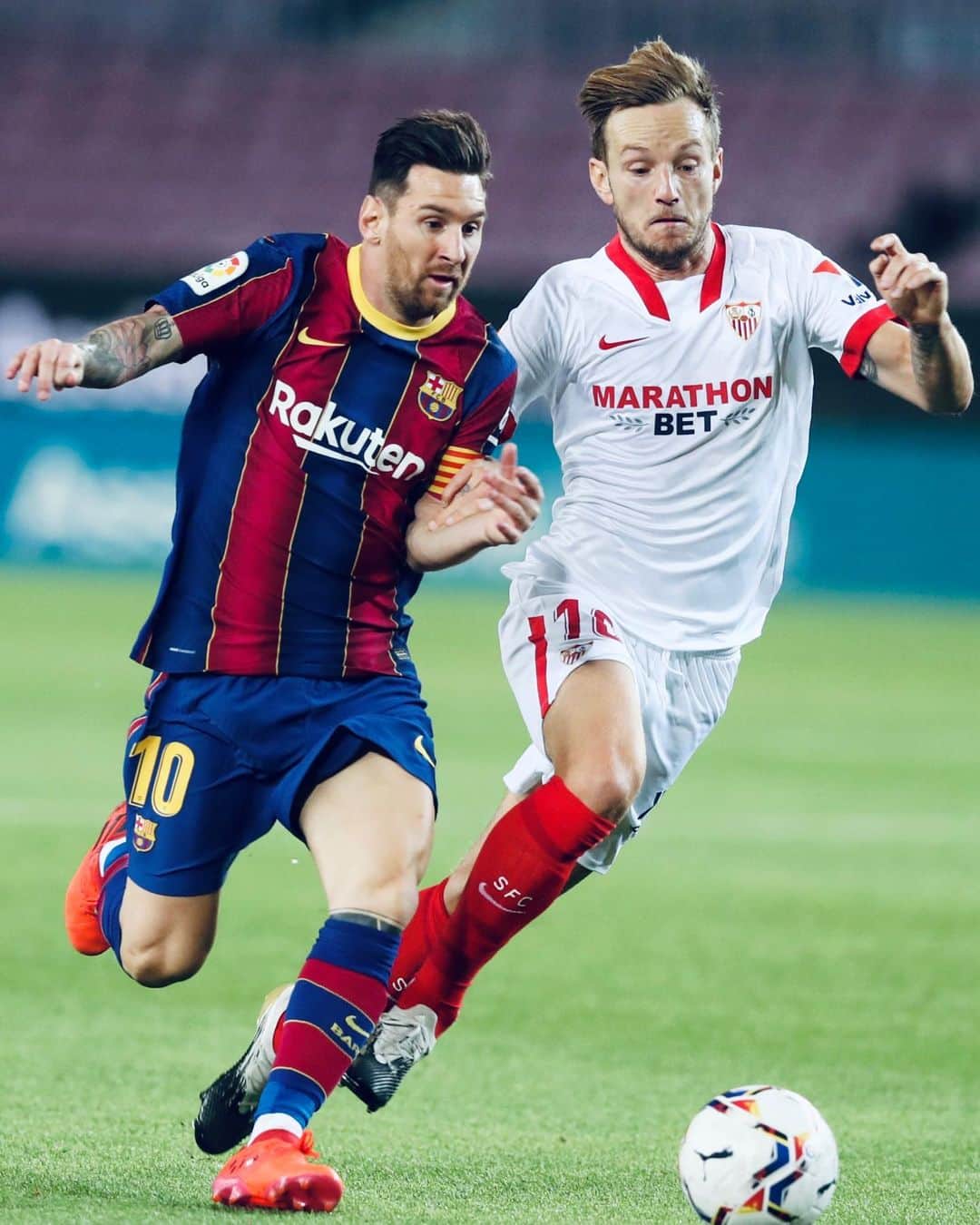 イヴァン・ラキティッチのインスタグラム：「Partido muy especial, un placer volver a jugar en el Camp Nou. Gran trabajo de todo el equipo! Seguimos luchando! 🔥🤩👏🏽#VamosMiSevilla #IvanRakitic @sevillafc @fcbarcelona  — Very special game, what a pleasure to play again in the Camp Nou. Great job team! Keep fighting!」
